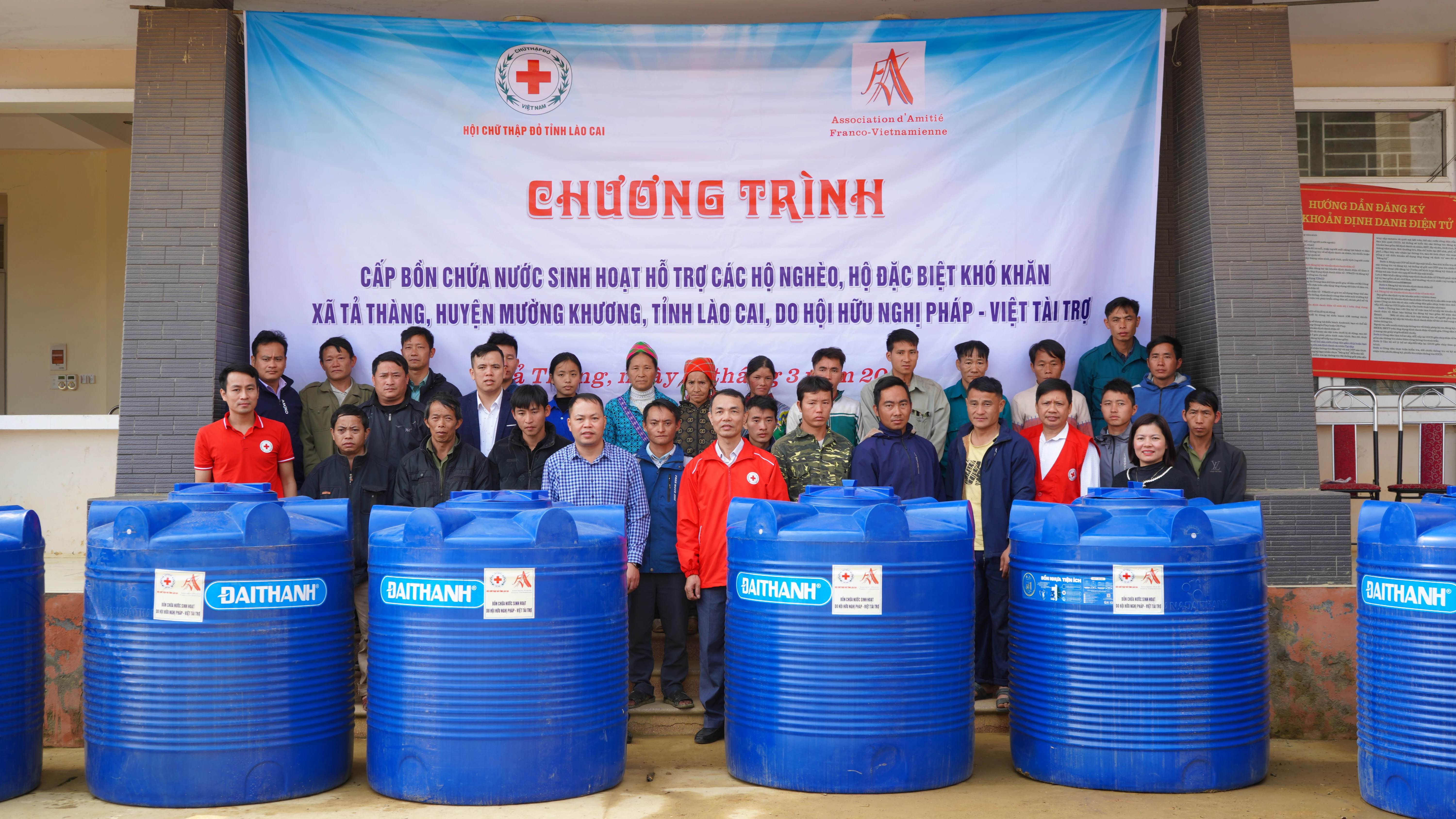 Trao bồn chứa nước sinh hoạt cho các hộ nghèo, hộ đặc biệt khó khăn xã Tả Thàng, huyện Mường Khương.JPG