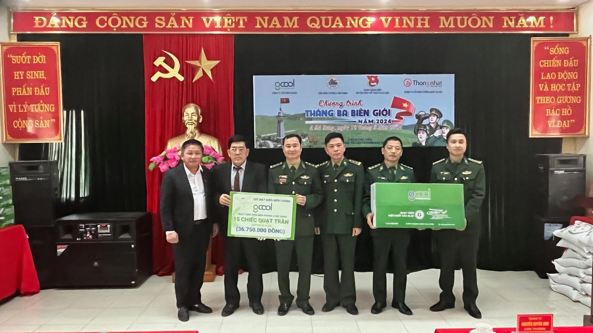 Đại diện Nhà tài trợ và Hãng Phim tài liệu và Khoa học Trung ương tặng quà cho đồn Biên phòng.jpg