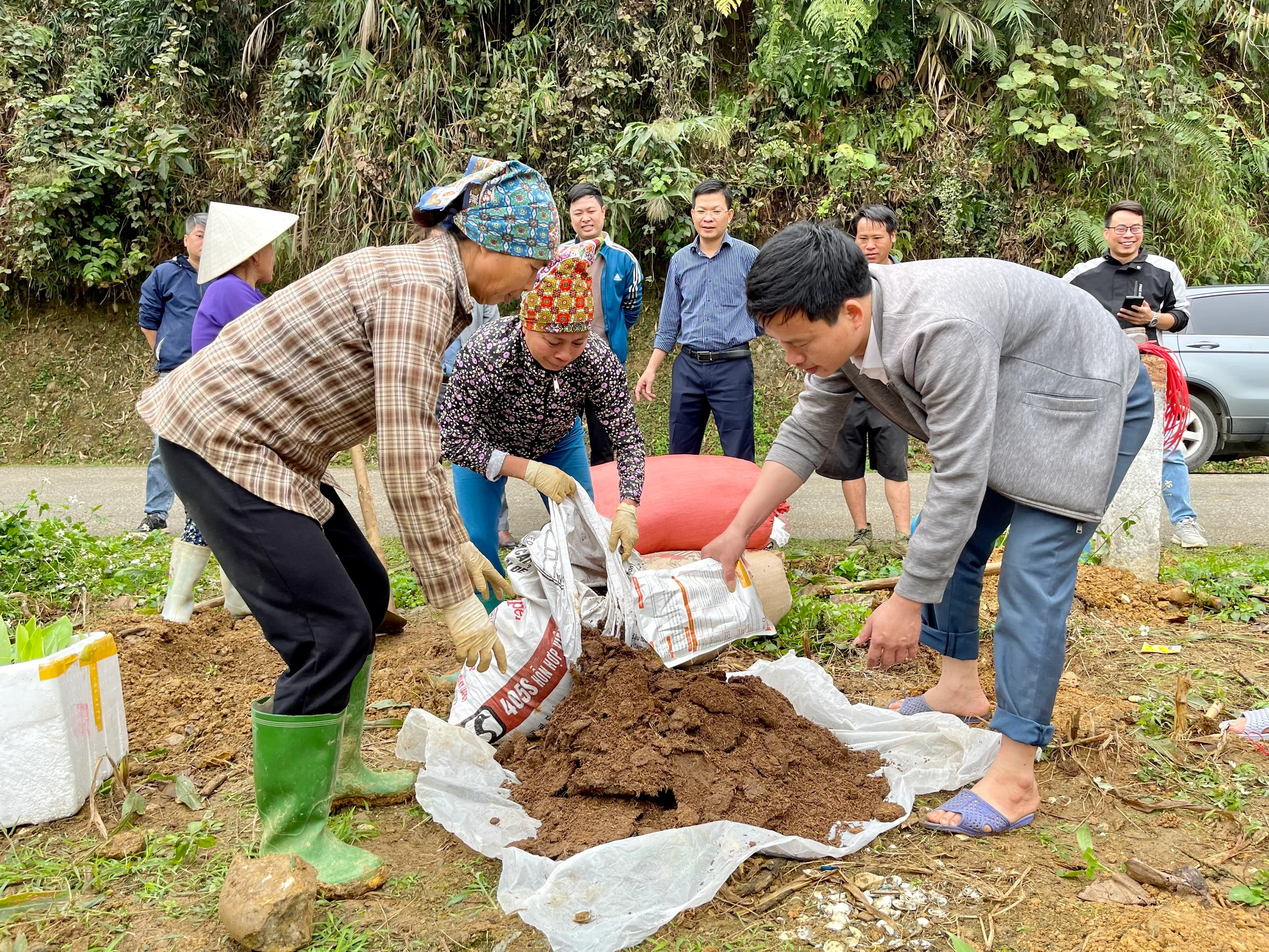 Hướng dẫn người dân cách trộn phân trồng cây.jpg