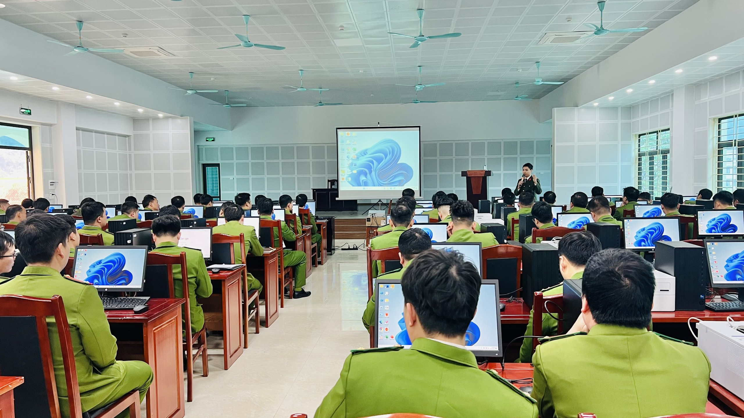 Quang cảnh hội nghị tập huấn. Ảnh 3. Tập huấn thực hành cho cán bộ chiến sĩ Công an cấp xã.jpg