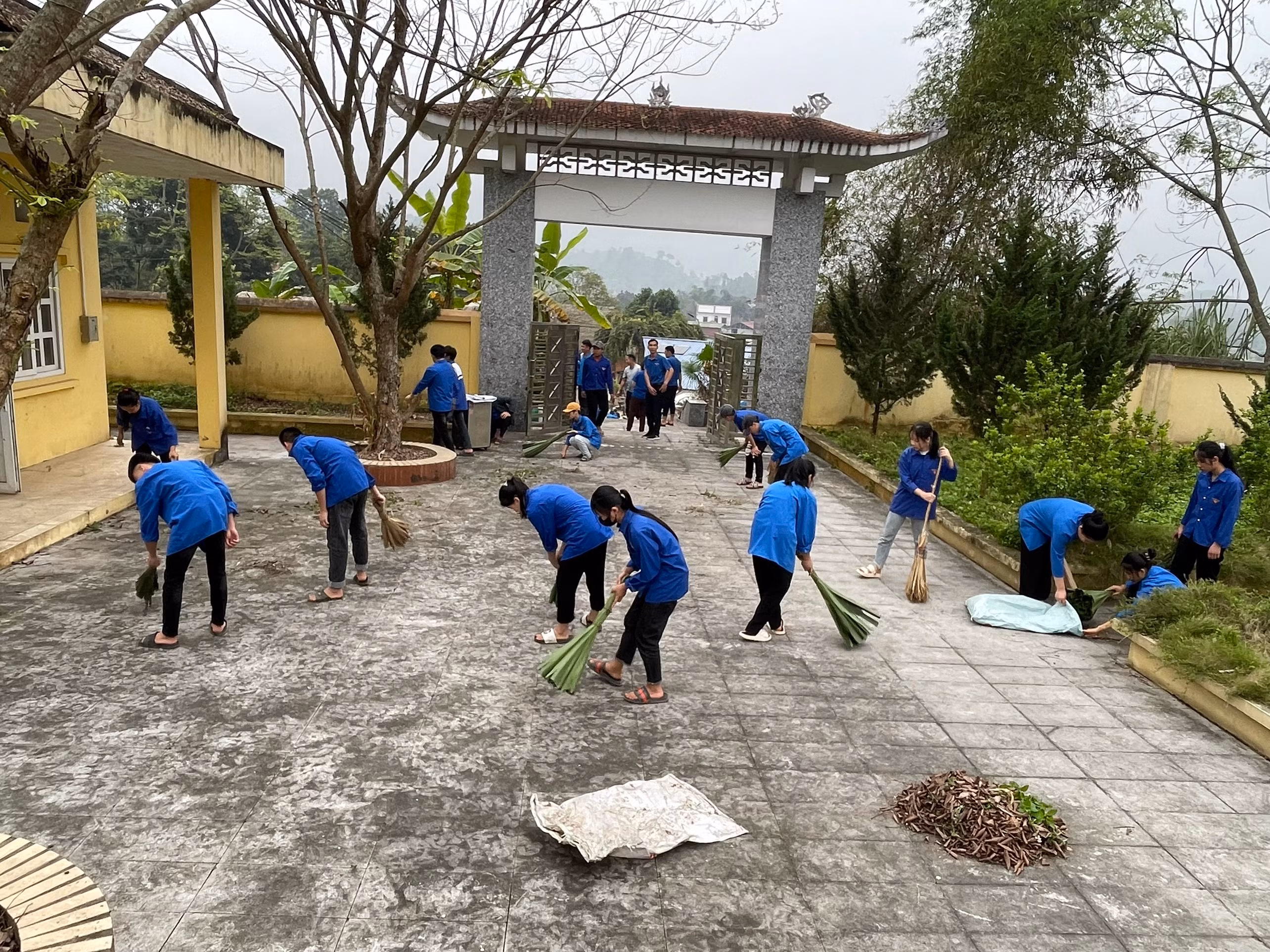 Vệ sinh nghĩa trang liệt sỹ xã Nghĩa Đô.jpg