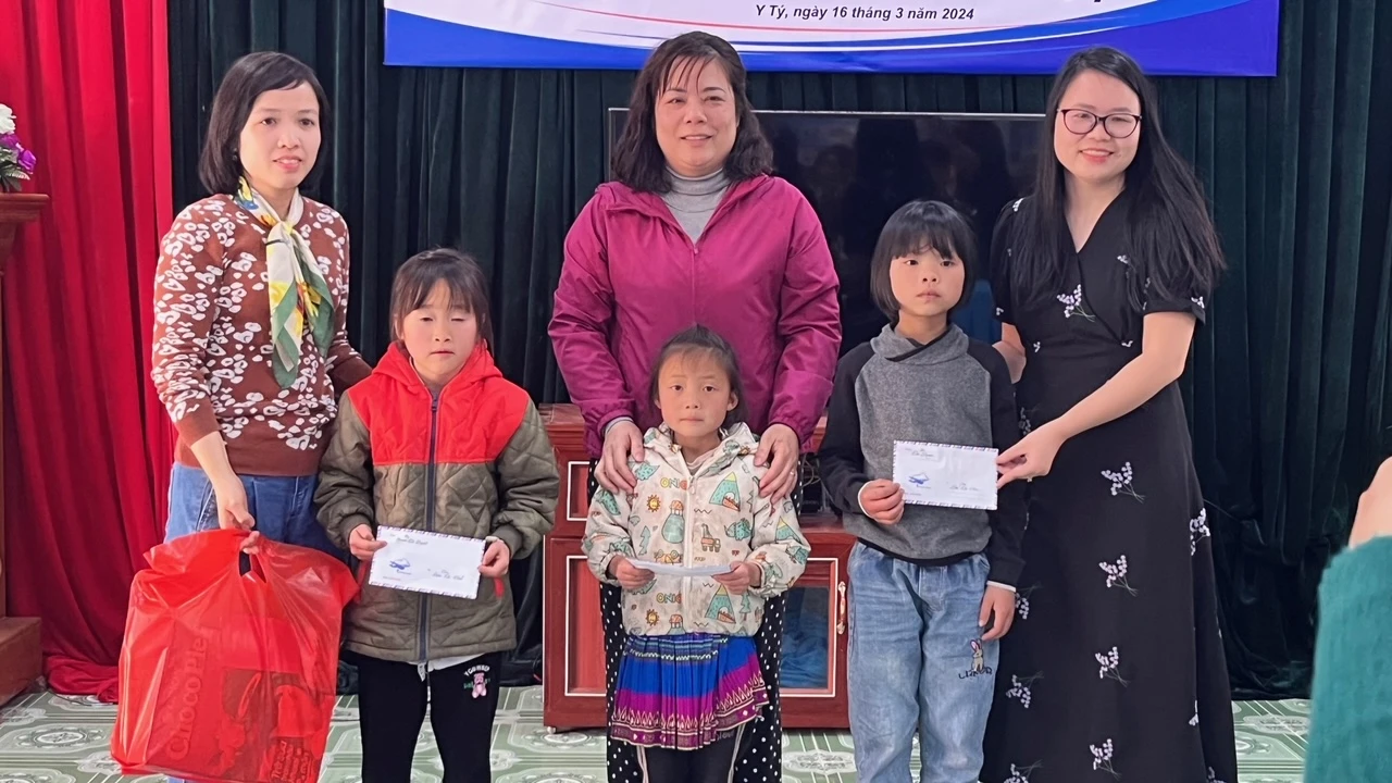 Các Mẹ đỡ đầu tặng quà cho các cháu được đỡ đầu.jpg