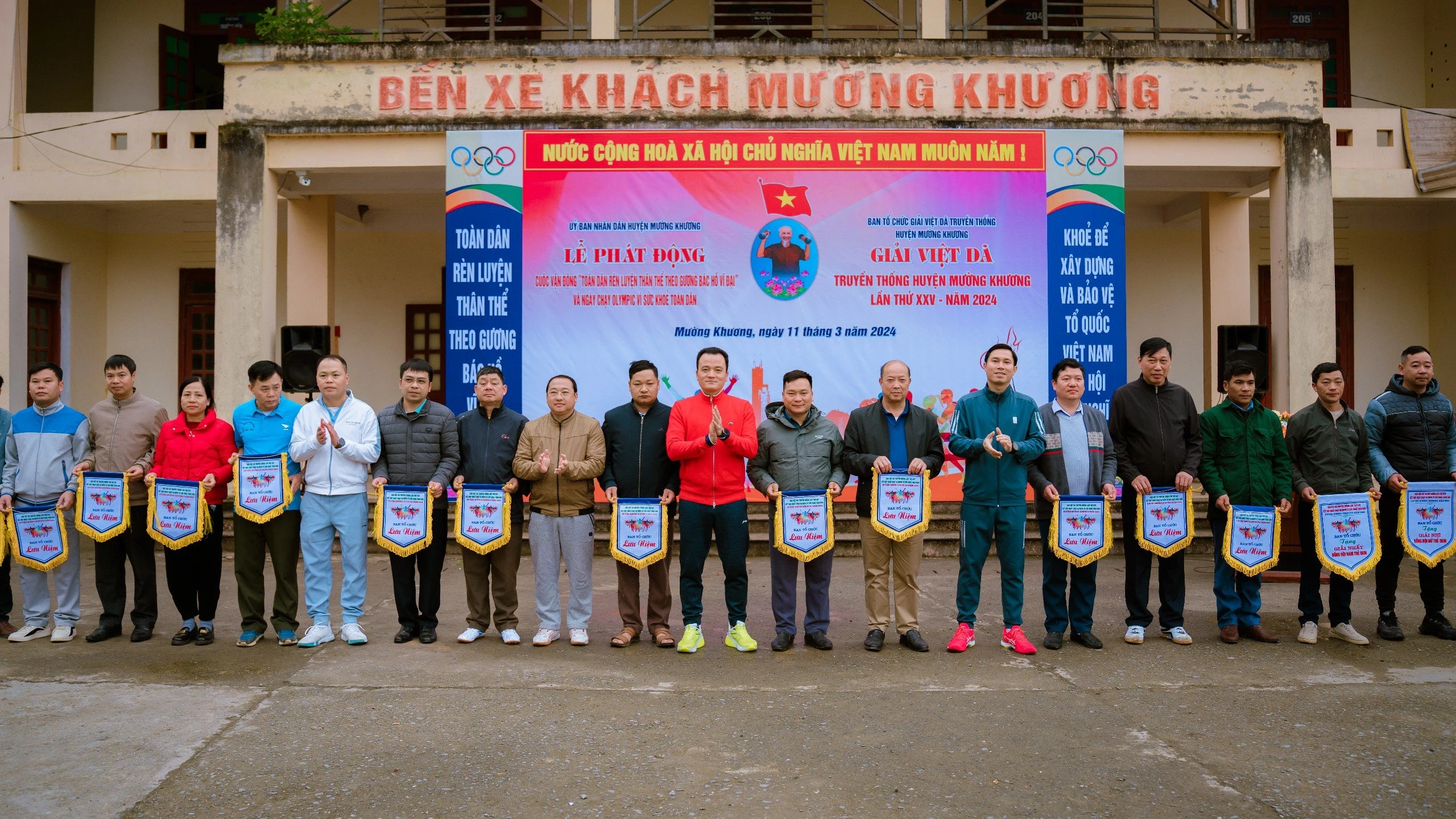 Ban tổ chức tặng cờ lưu niệm cho các đoàn vận động viên tham gia giải.