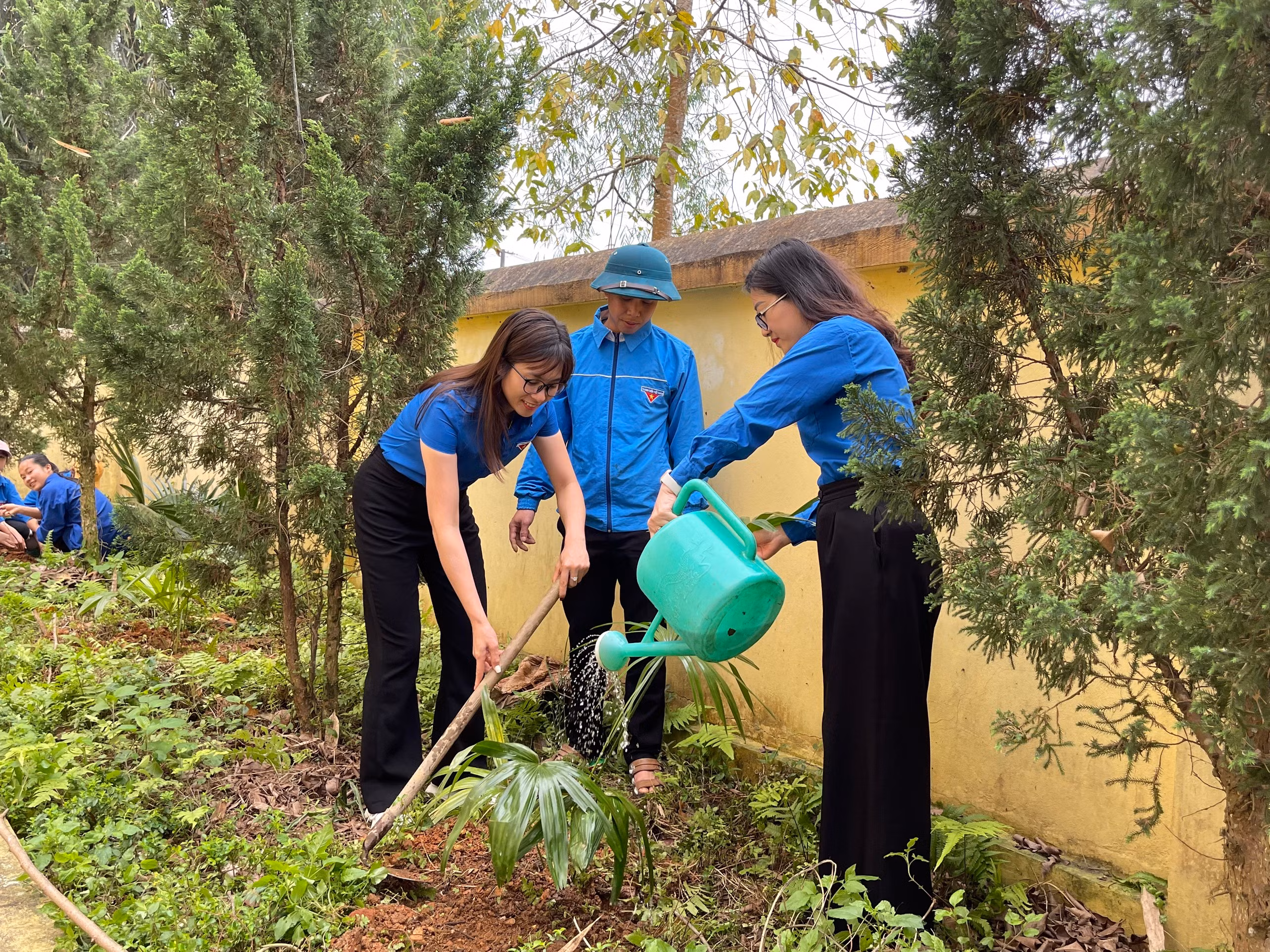 Trồng cọ tại Nghĩa trang liệt sĩ xã Nghĩa Đô.jpg