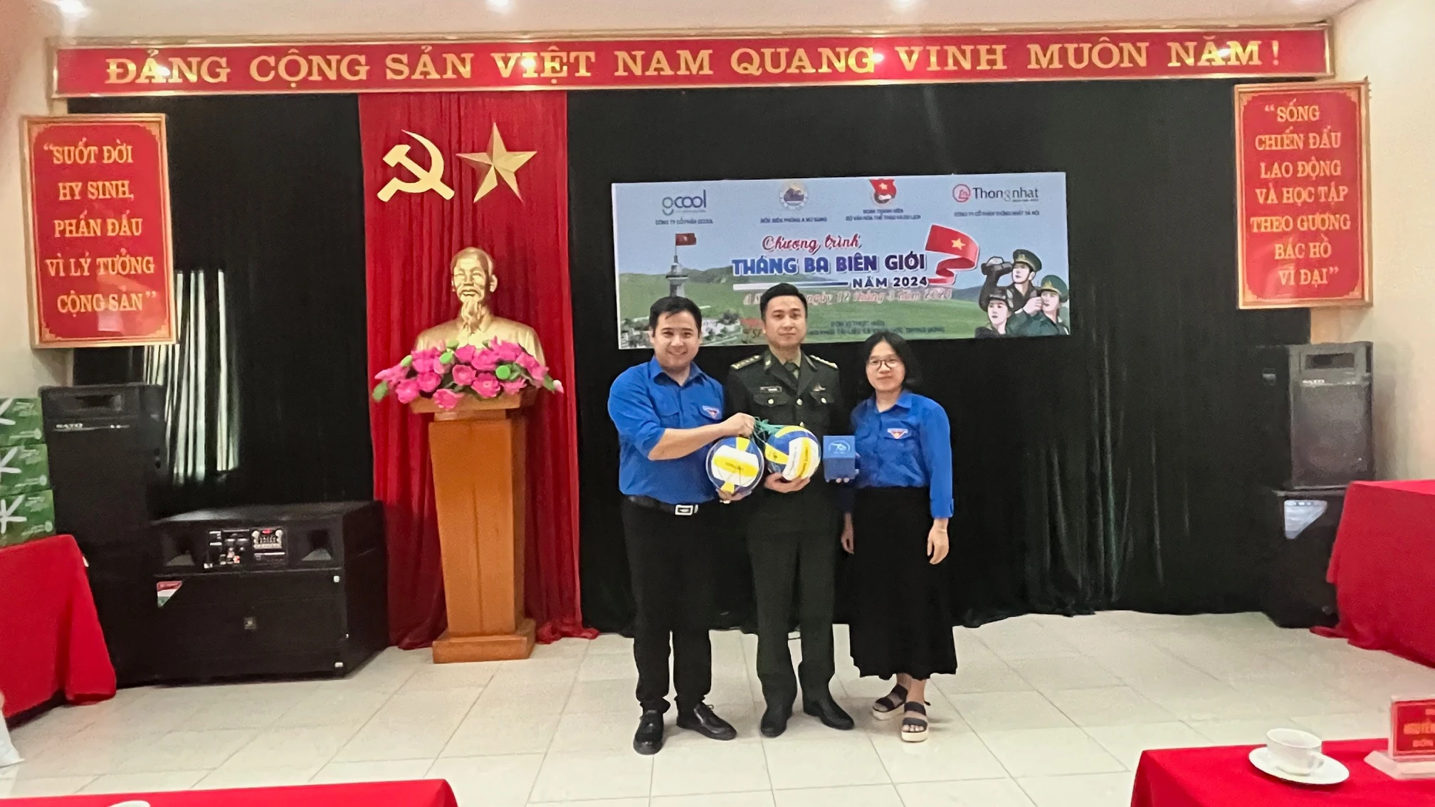 Tặng quà cho Chi đoàn Đồn Biên phòng A Mú Sung.