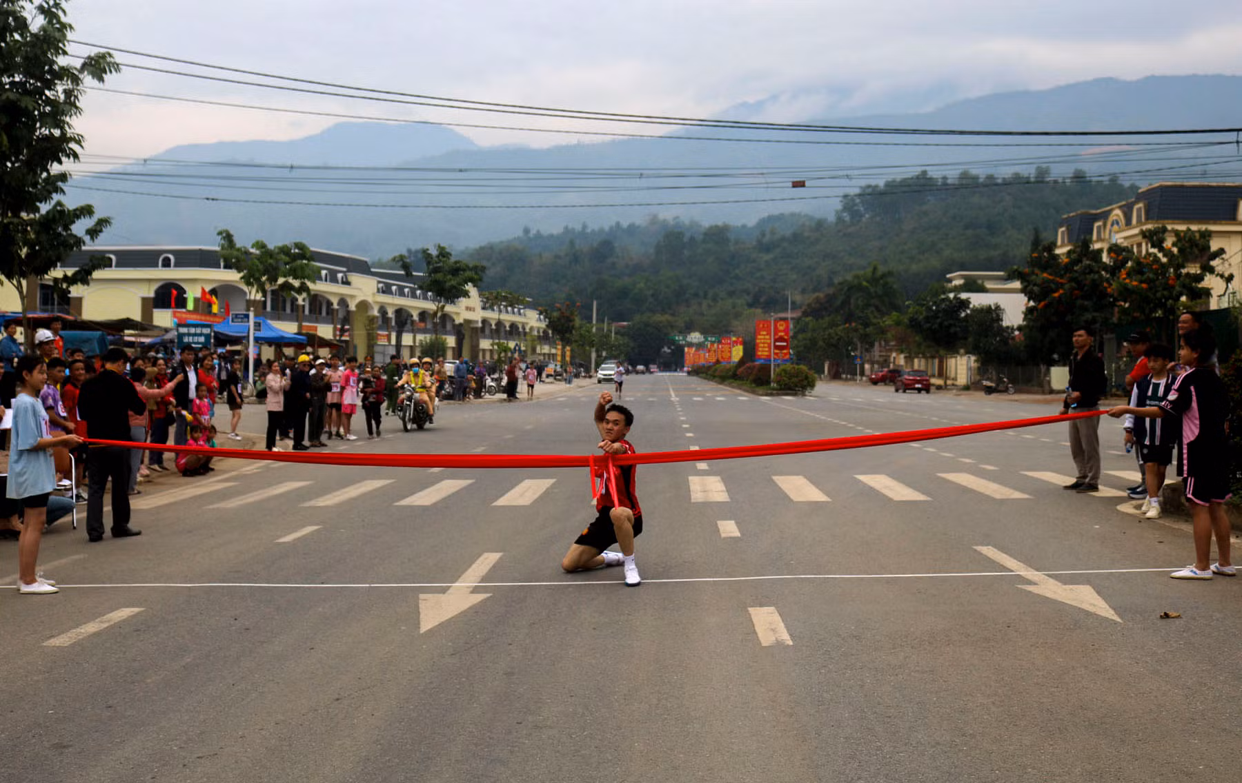 VĐV cán đích nội dung nam chính.jpg