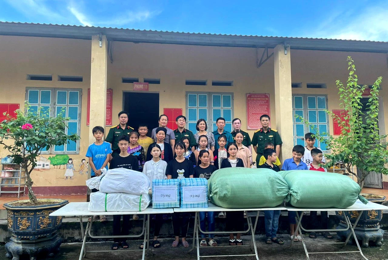 Tặng quà cho học sinh có hoàn cảnh khó khăn.