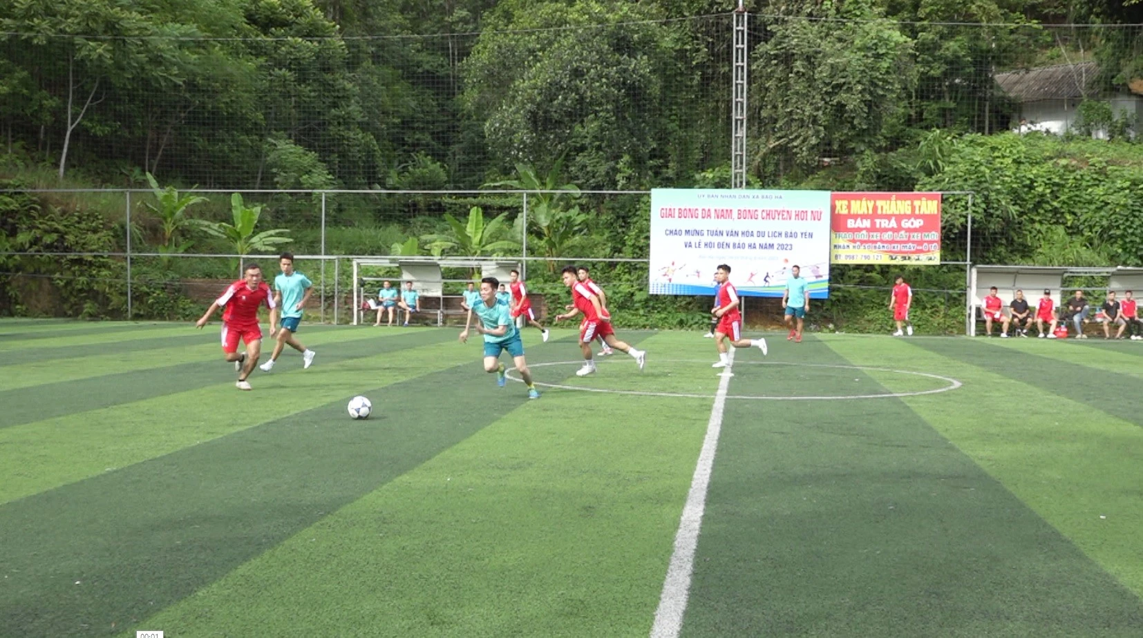 Trận đấu khai mạc giữa đội bóng bản Lúc +Tắp với đội bóng bản Bảo Vinh.jpg