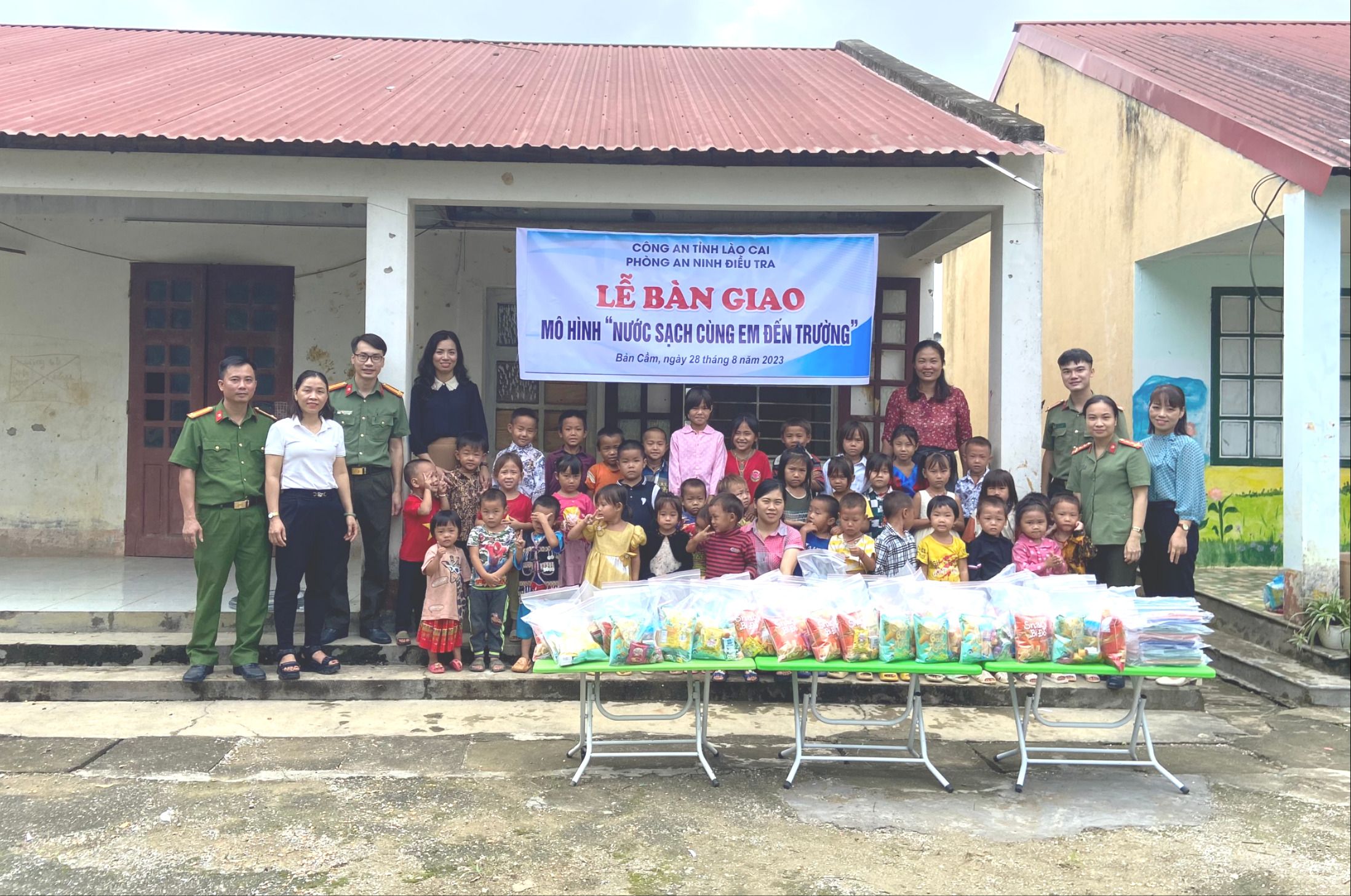 Phòng An ninh điều tra Công an tỉnh còn tặng nhiều phần quà cho học sinh trong điểm trường. Phòng an ninh điều tra bàn giao công trình nước sạch cùng em đến trường cho các cô giáo điểm trường khẩu cồ.jpg