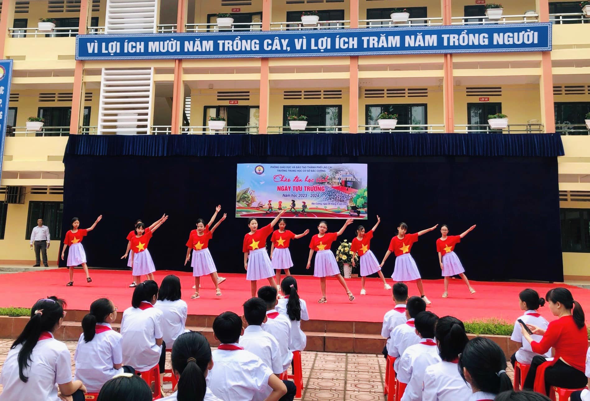Tăng cường hợp tác hội nhập quốc tế trong giáo dục. (Ảnh minh họa: Học sinh Trường THCS Bắc Cường, thành phố Lào Cai bước vào năm học mới). 369712611_313450581075909_7126941732586177860_n.jpg