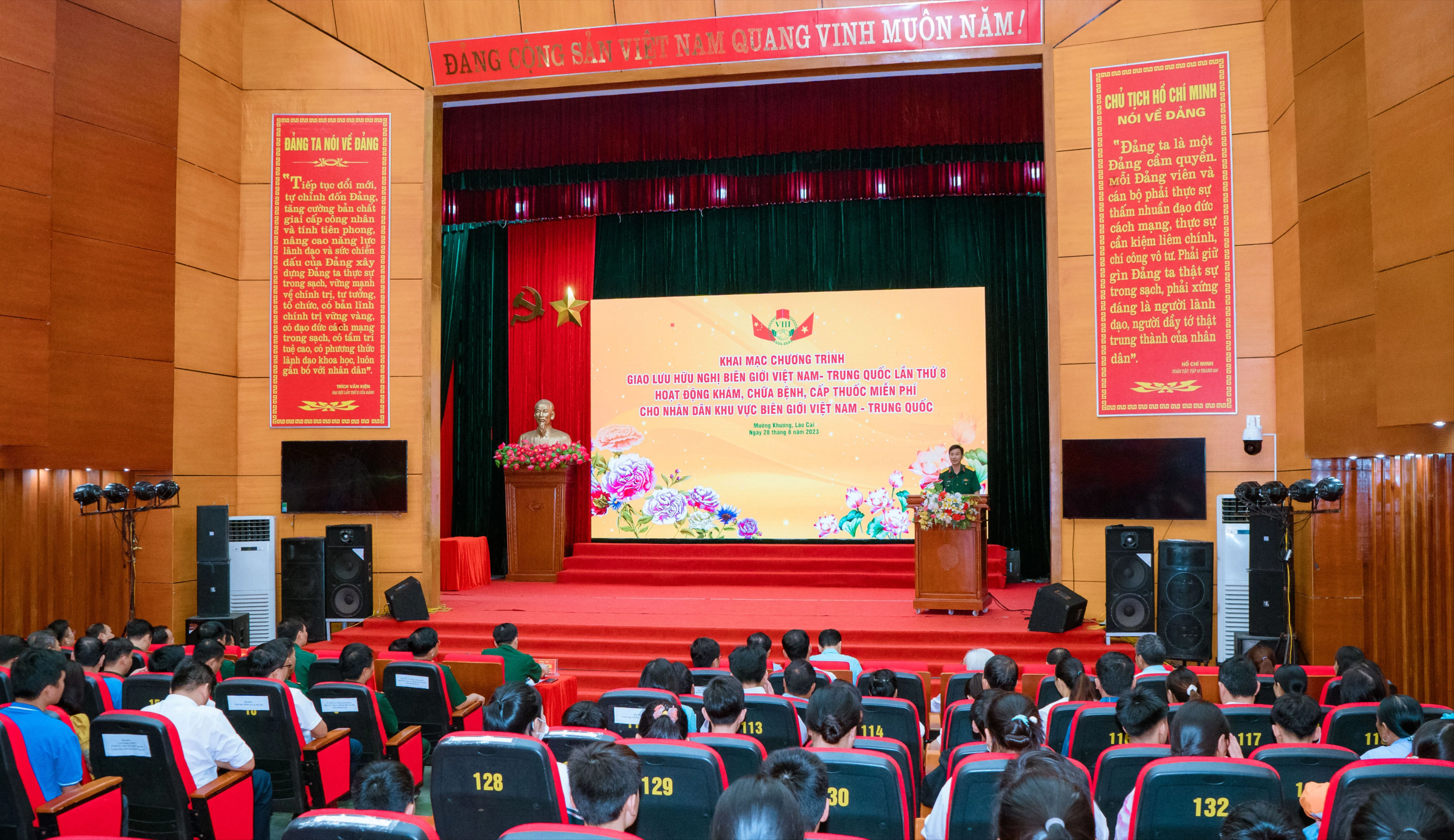 Quang cảnh buổi khai mạc hoạt động khám bệnh.jpg