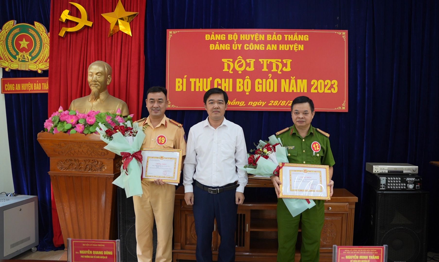 Trao giải cho các thí sinh đạt giải Nhì. Các thí sinh đạt giải nhì tại hội thi.jpg