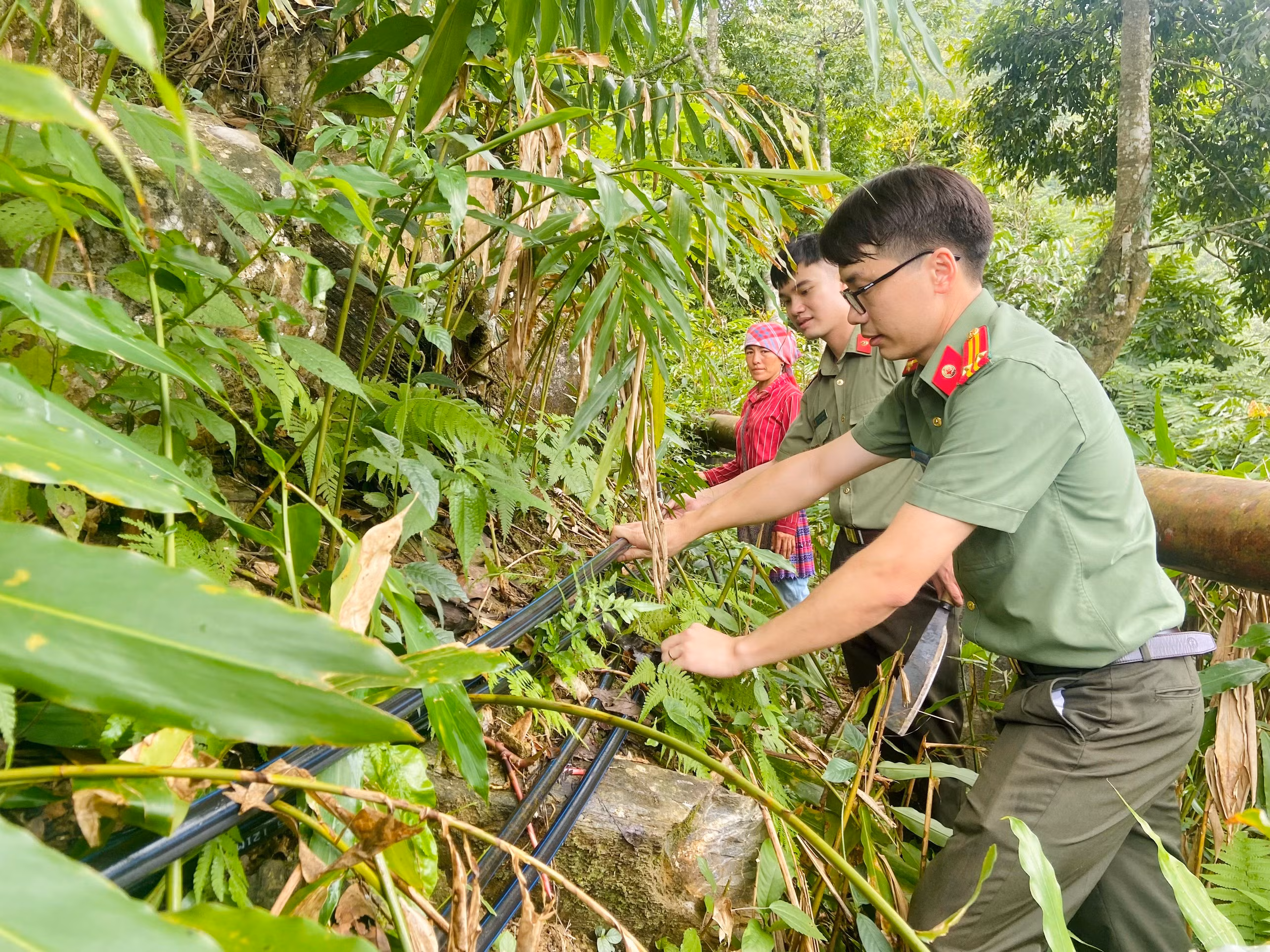 Các đồng chí phòng an ninh điều tra kiểm tra đường dẫn nước về trường đảm bảo cho các con đầy đủ nước sử dụng sinh hoạt trong năm học mới.jpg