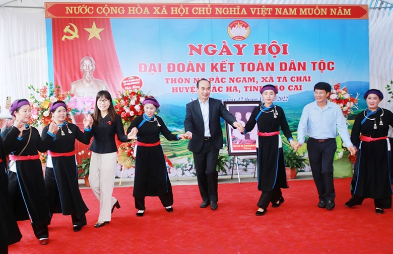 Nâng cao nhận thức của tổ chức đảng, chính quyền và Nhân dân về vai trò nòng cốt chính trị của Mặt trận Tổ quốc Việt Nam trong xây dựng khối đại đoàn kết toàn dân tộc. (Trong ảnh: Ngày hội đại đoàn kết tại xã Tà Chải, huyện Bắc Hà năm 2022). Đồng chí Vũ Xuân Cường, Phó Bí thư Thường trực Tỉnh ủy, Chủ tịch HĐND tỉnh dự Ngày hội Đại đoàn kết tại cơ sở năm 2022..jpg
