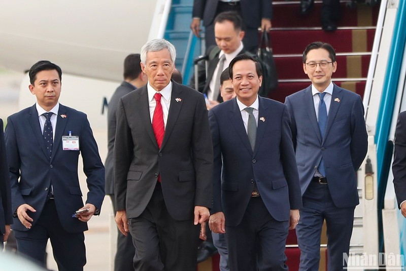 Bộ trưởng Lao động, Thương binh và Xã hội Đào Ngọc Dung đón Thủ tướng Singapore Lý Hiển Long tại sân bay quốc tế Nội Bài. Bộ trưởng Lao động, Thương binh và Xã hội Đào Ngọc Dung đón Thủ tướng Singapore Lý Hiển Long tại sân bay quốc tế Nội Bài.