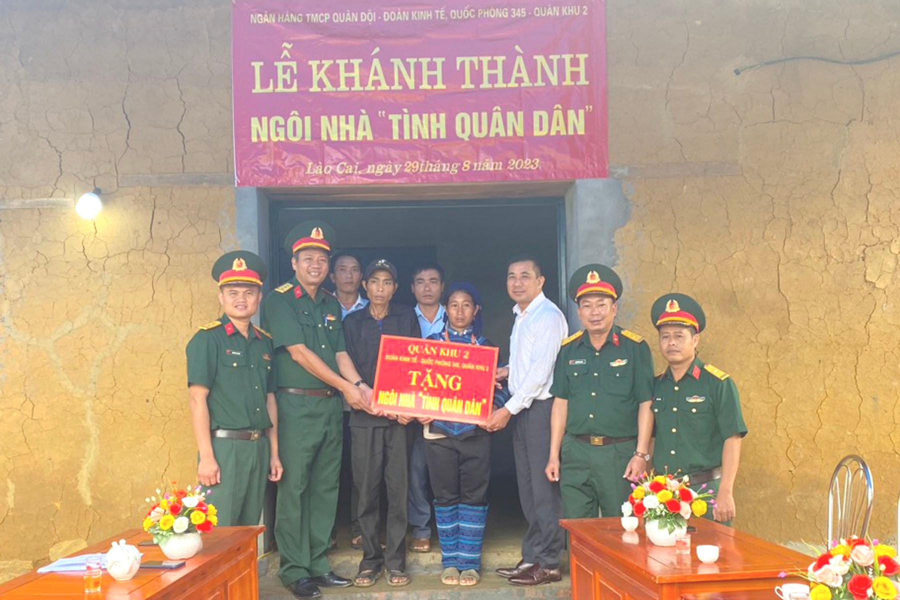 Trao kinh phí hỗ trợ cho gia đình ông Phà Thó Xá. Trao kinh phí hỗ trợ.jpg