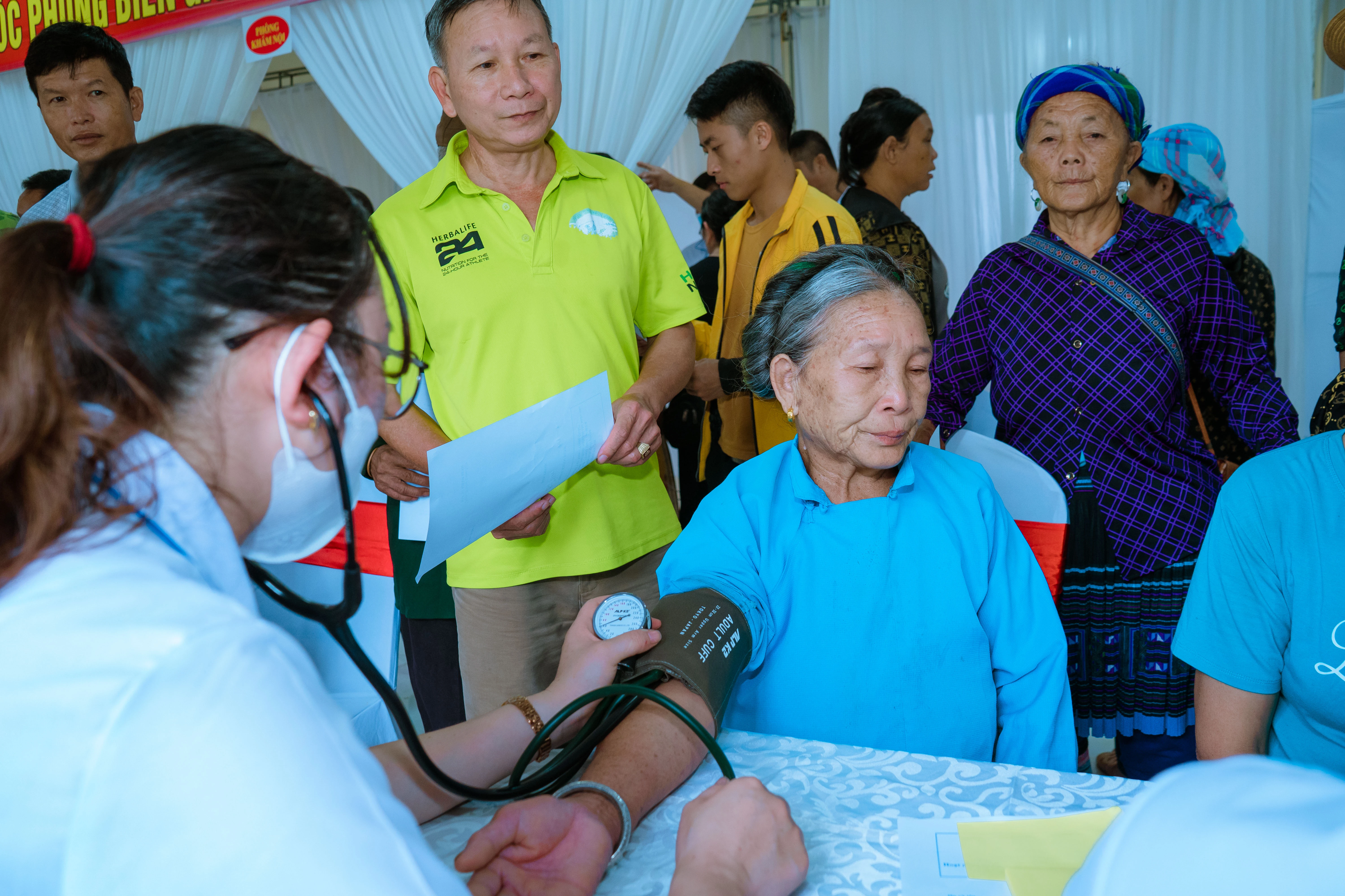 Bác sỹ đo huyết áp cho người dân.jpg