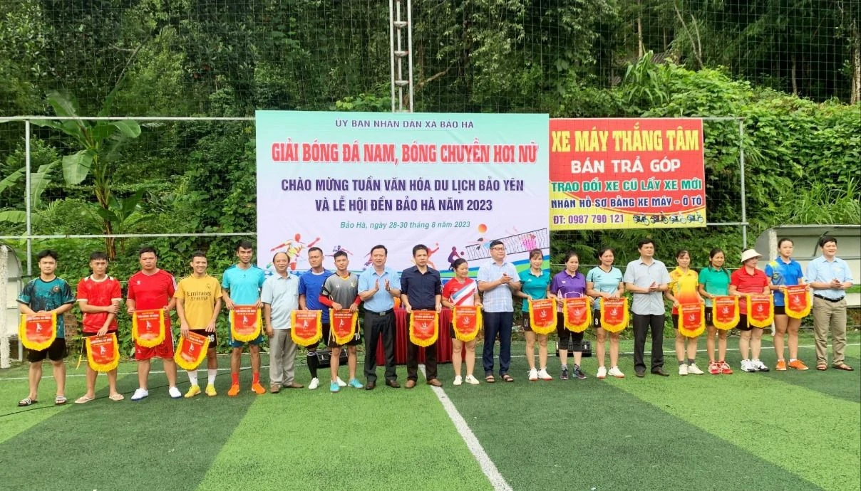 Đồng chí Nguyễn Anh Dũng - Phó Chủ tịch UBND huyện_ Cấp ủy, chính quyền xã Bảo Hà trao cờ lưu niệm cho các đội bóng.jpg