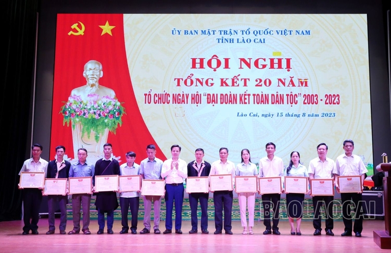 Chú trọng giới thiệu người có năng lực, uy tín, tâm huyết, cá nhân tiêu biểu đại diện cho các dân tộc, tôn giáo (Trong ảnh: Khen thưởng cho các cá nhân tiêu biểu nhân dịp kỷ niệm 20 năm tổ chức Ngày hội đại đoàn kết toàn dân tộc). Đại đoàn kết 3.jpg