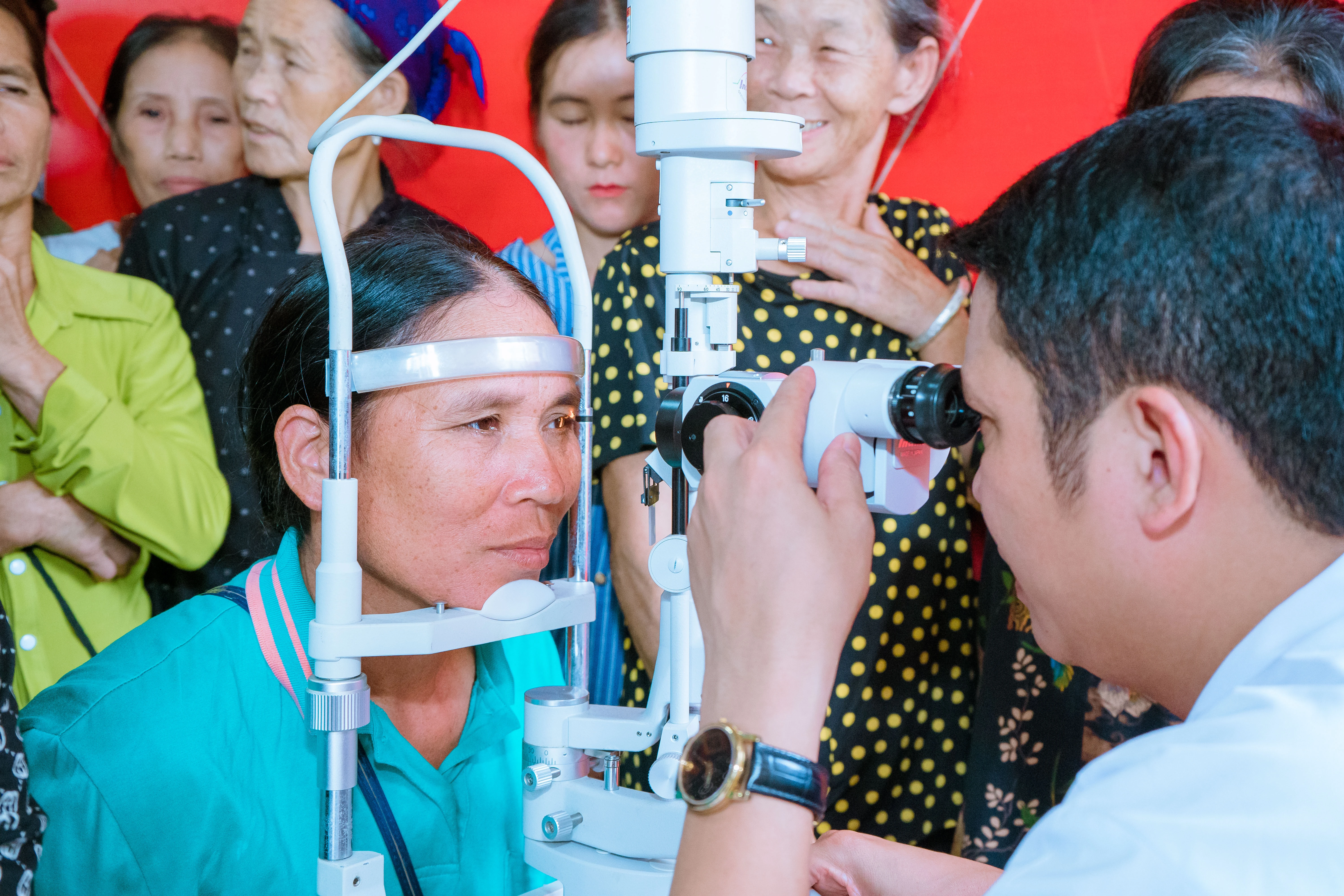 Bác sỹ khám mắt cho người dân...jpg