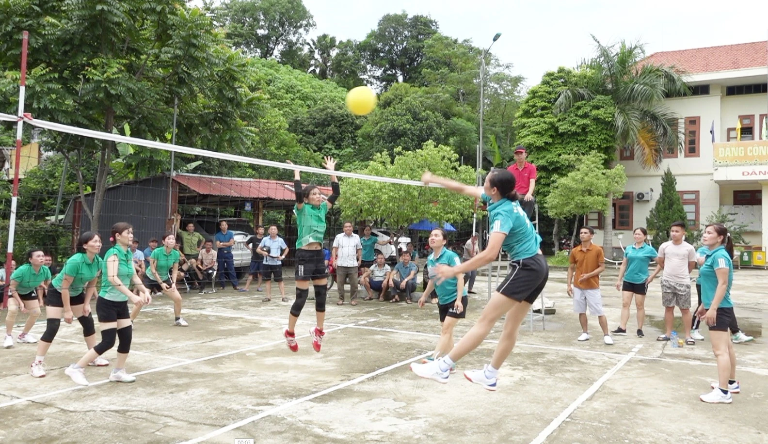 Trận khai mạc bóng chuyền hơi Nữ được đông đảo khán giả cổ vũ.jpg