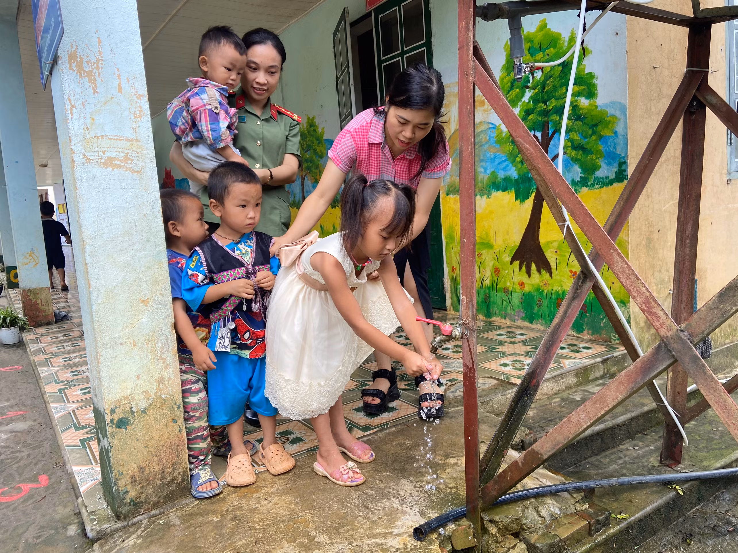 Các em học sinh tại điểm trường khẩu cồ đã có đủ nước sạch sử dụng trong năm học mới.jpg