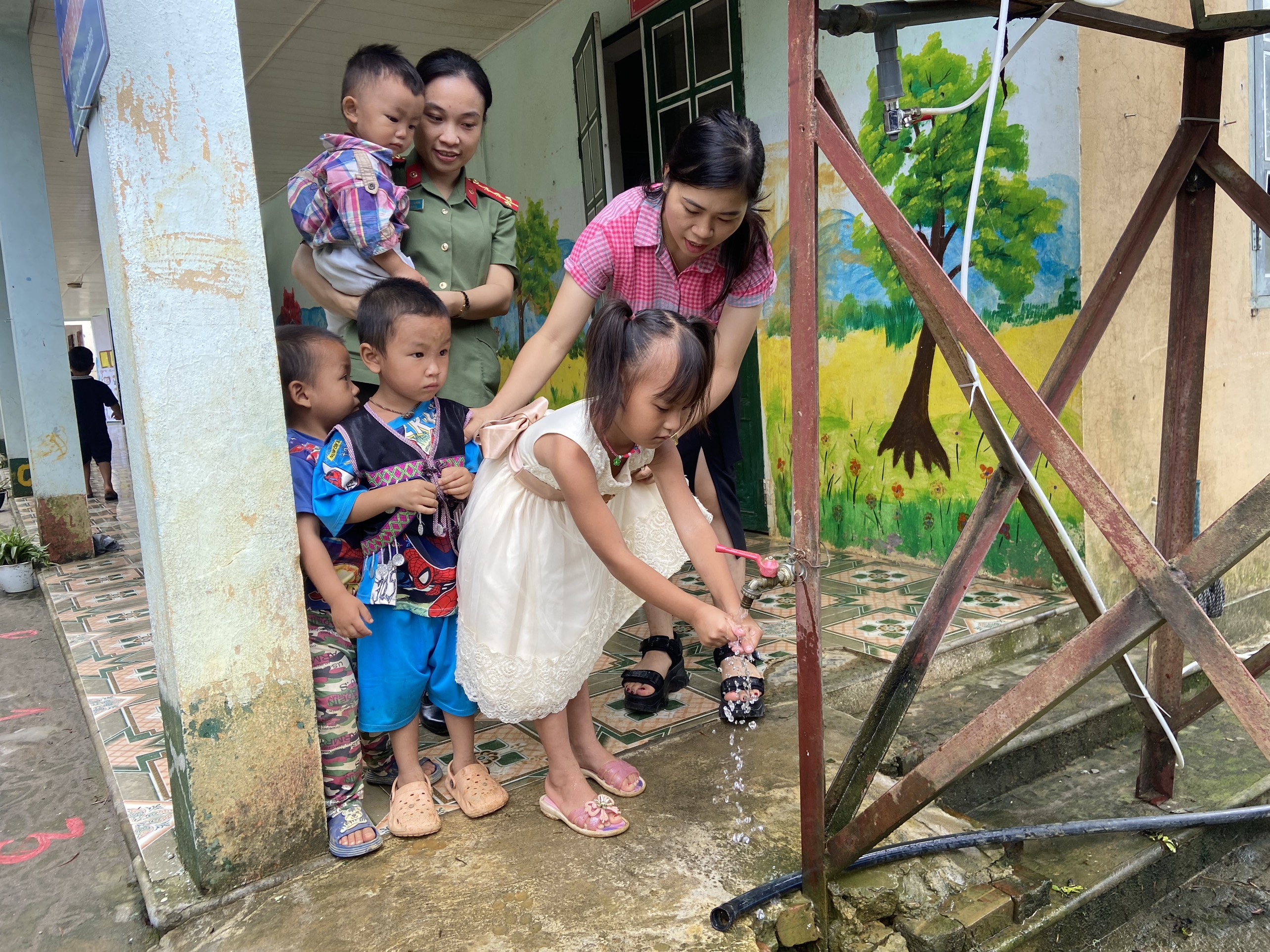 Sau 3 ngày lắp đặt, công trình đã hoàn thành đưa nước từ đầu nguồn về điểm trường. Các em học sinh tại điểm trường khẩu cồ đã có đủ nước sạch sử dụng trong năm học mới.jpg