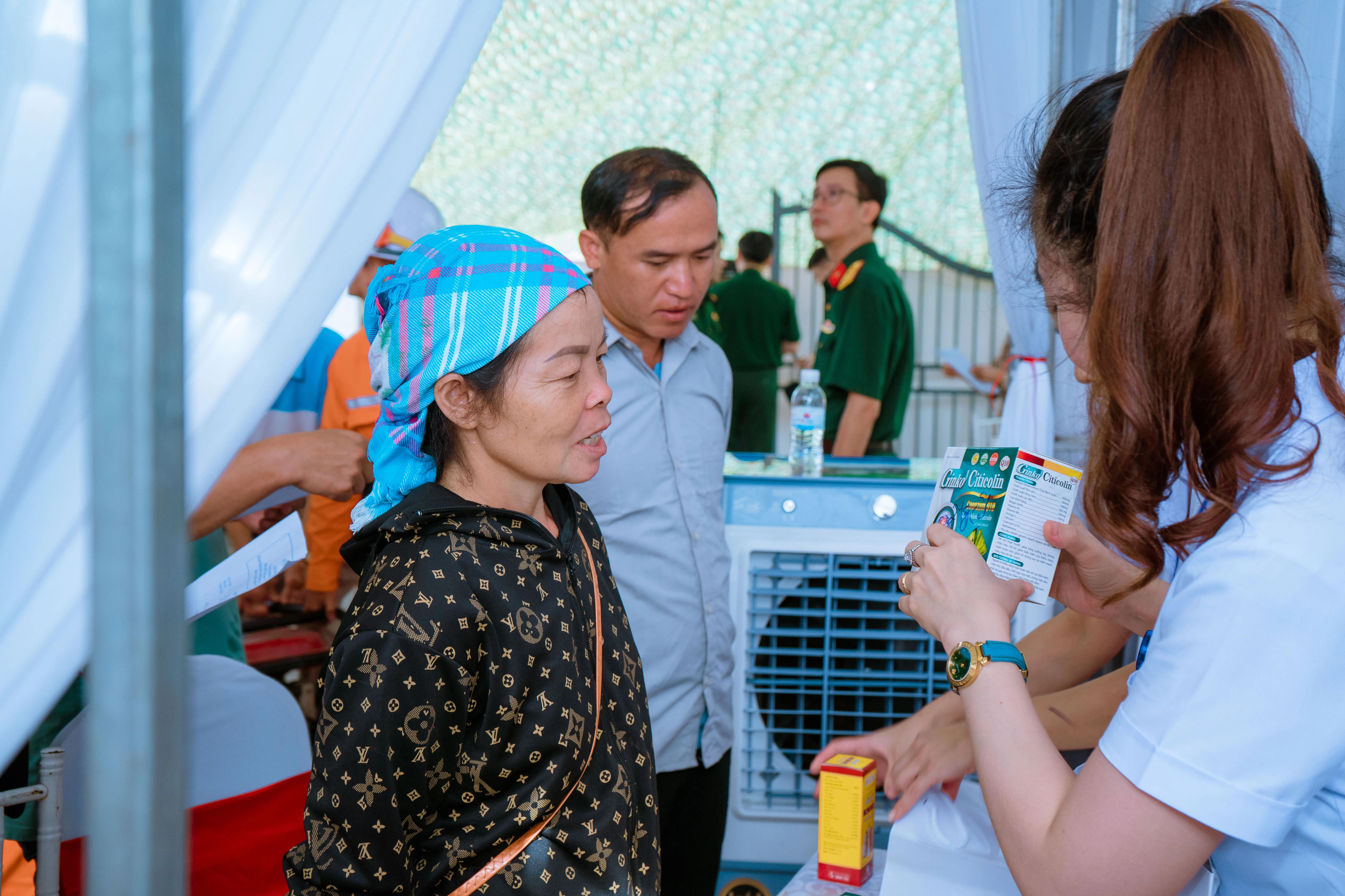 Hướng dẫn người dân sử dụng thuốc.jpg