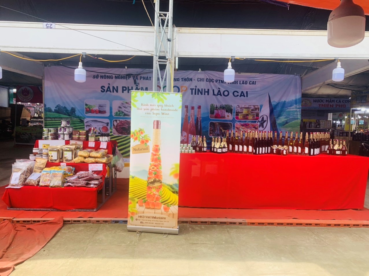 Gian hàng của tỉnh Lào Cai tham gia hội chợ. hội chợ 2.jpg