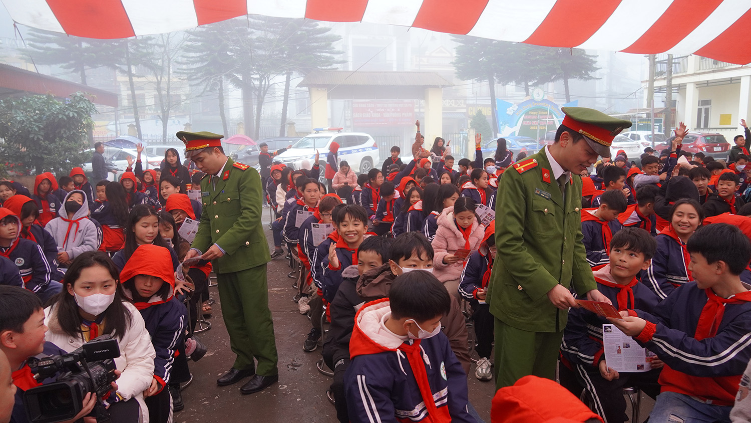 Phát tờ rơi tuyên truyền cho học sinh. Sa Pa 1.jpg