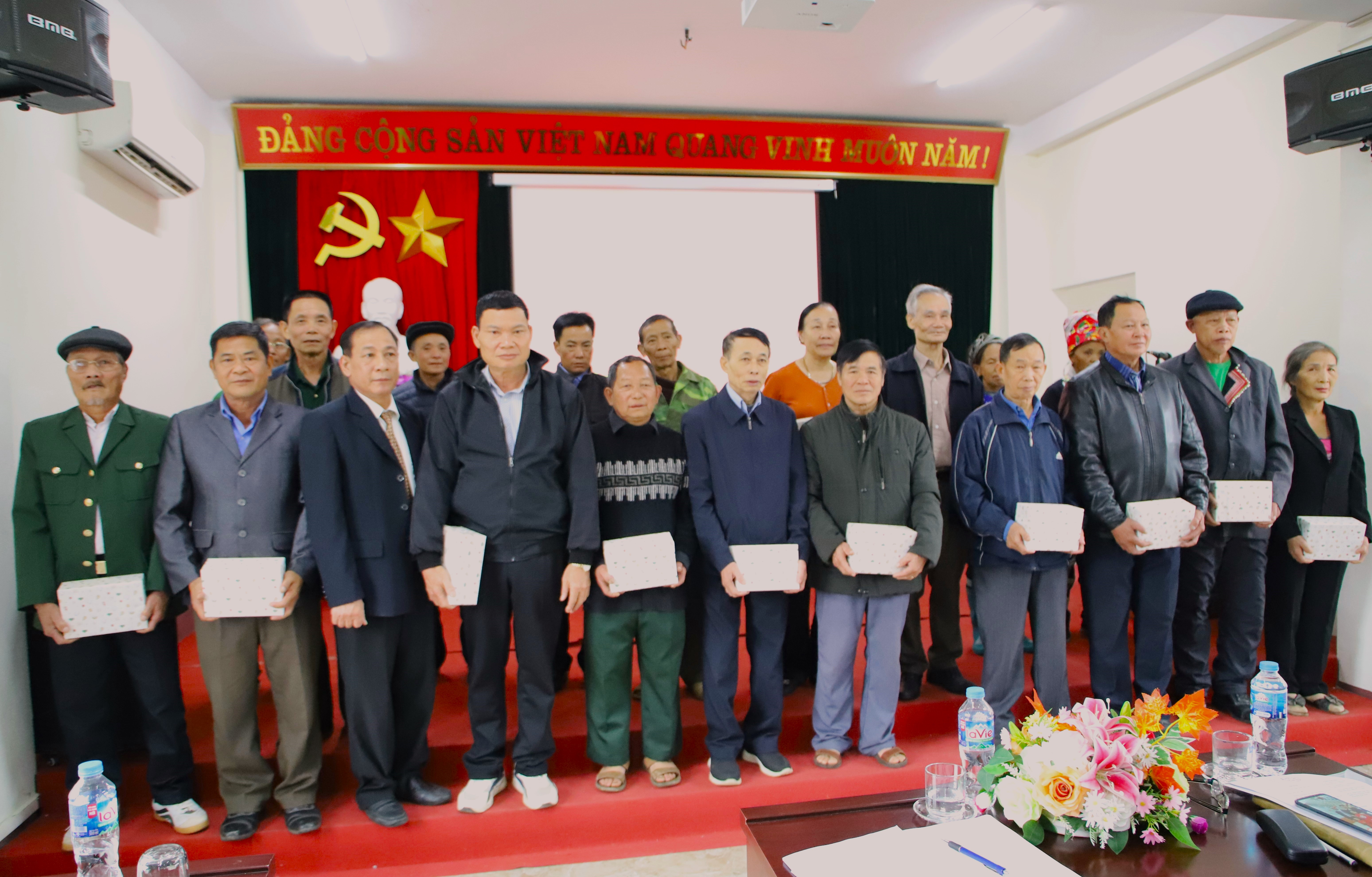 Trao thưởng người cao tuổi tiêu biểu. VINH DANH.JPG