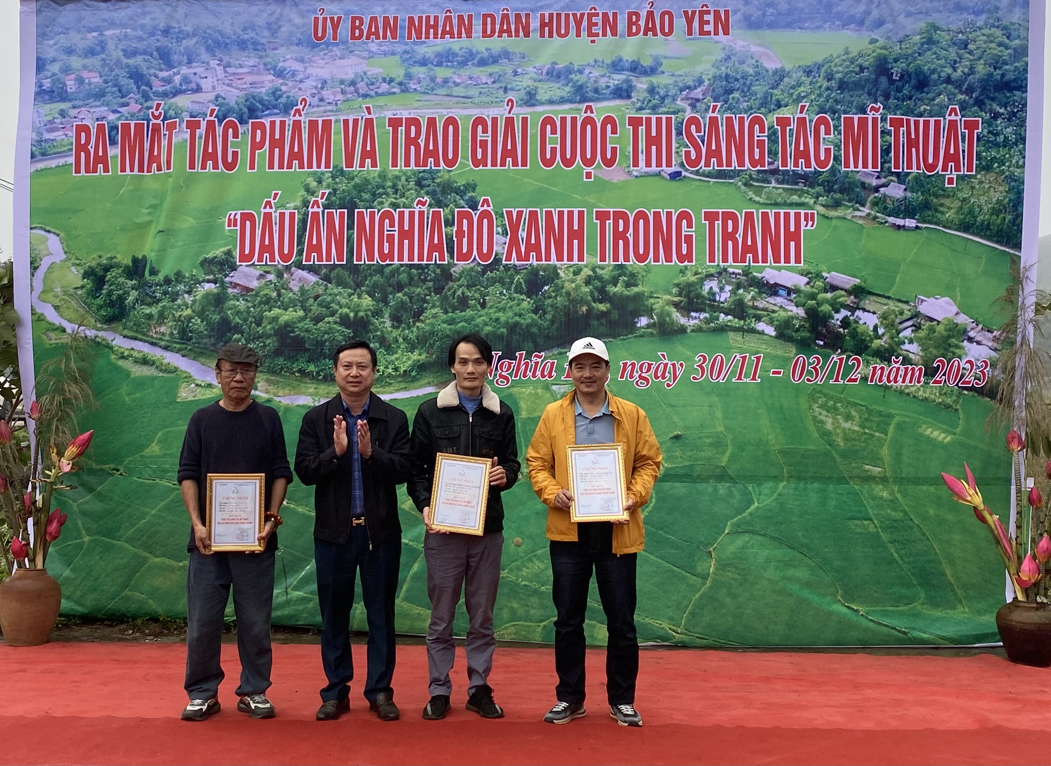 Trao giải A cho tác giả đoạt giải. Trao giải A cho các tác giả.jpg