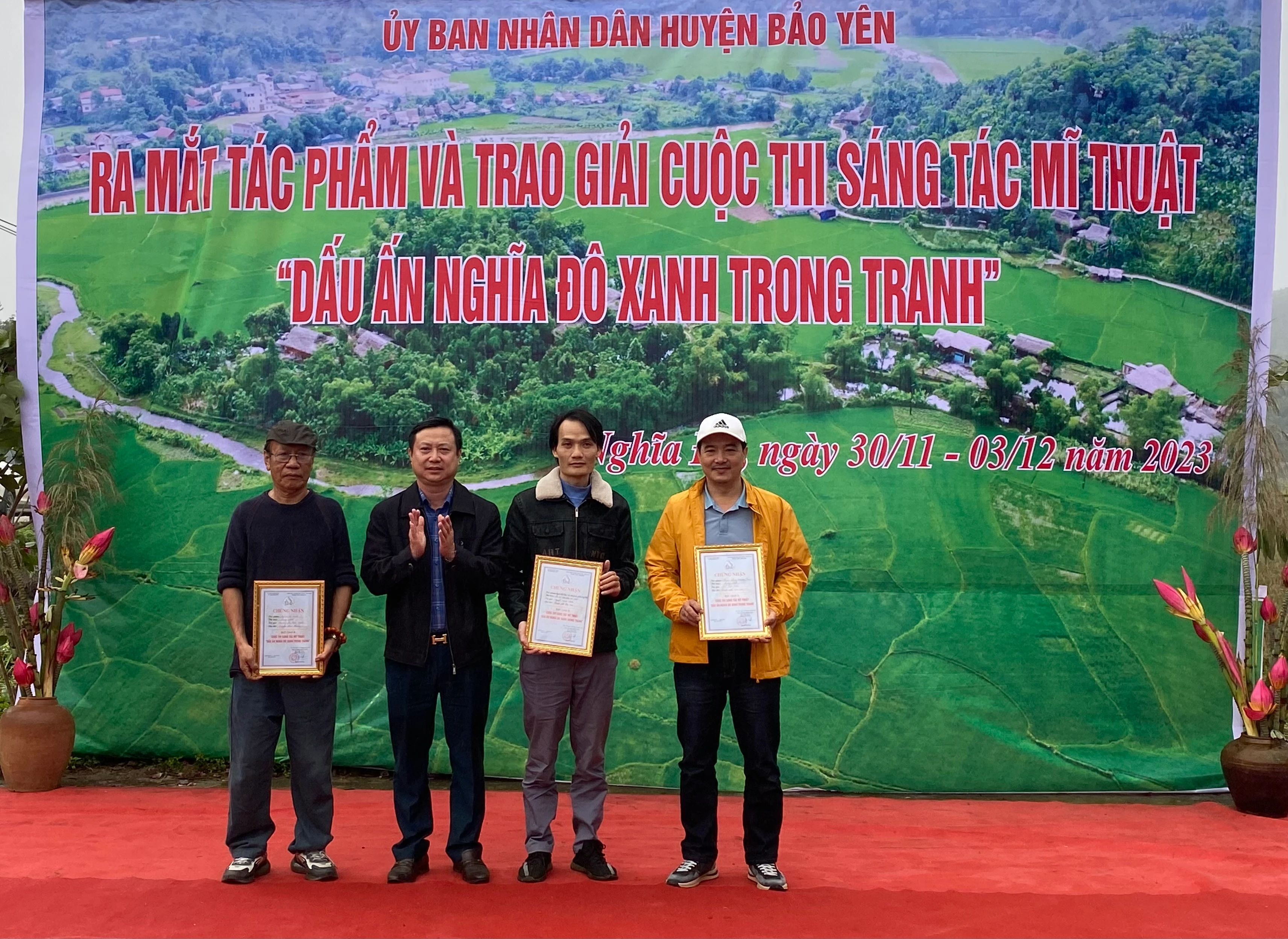 Trao giải A cho các tác giả.jpg