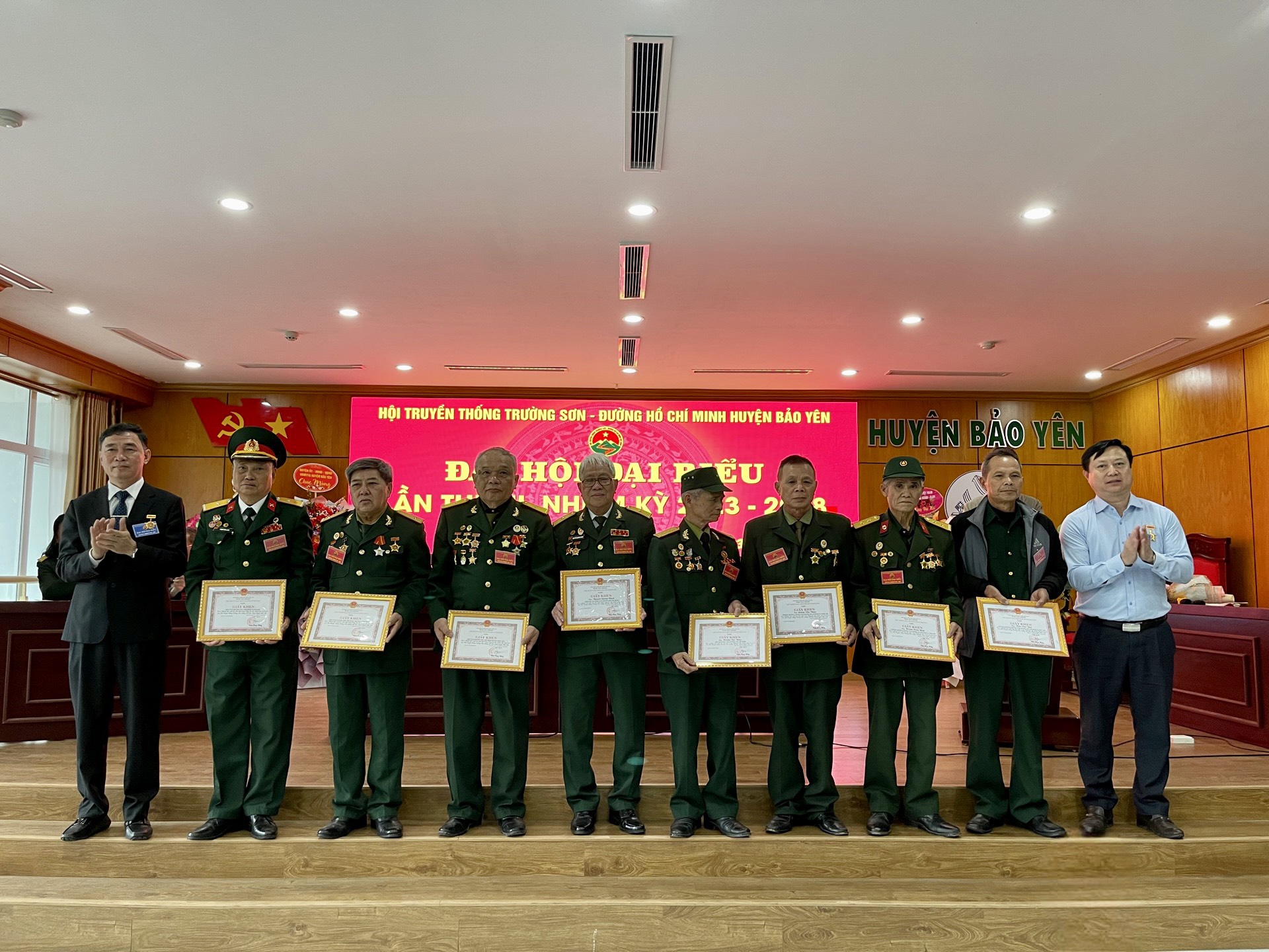 Khen thưởng các tập thể, cá nhân có thành tích xuất sắc trong công tác hội. Tặng giấy khen của Chủ tịch UBND huyện Bảo Yên cho các tập thể, cá nhân có thành tích xuất sắc trong công tác Hội.jpg