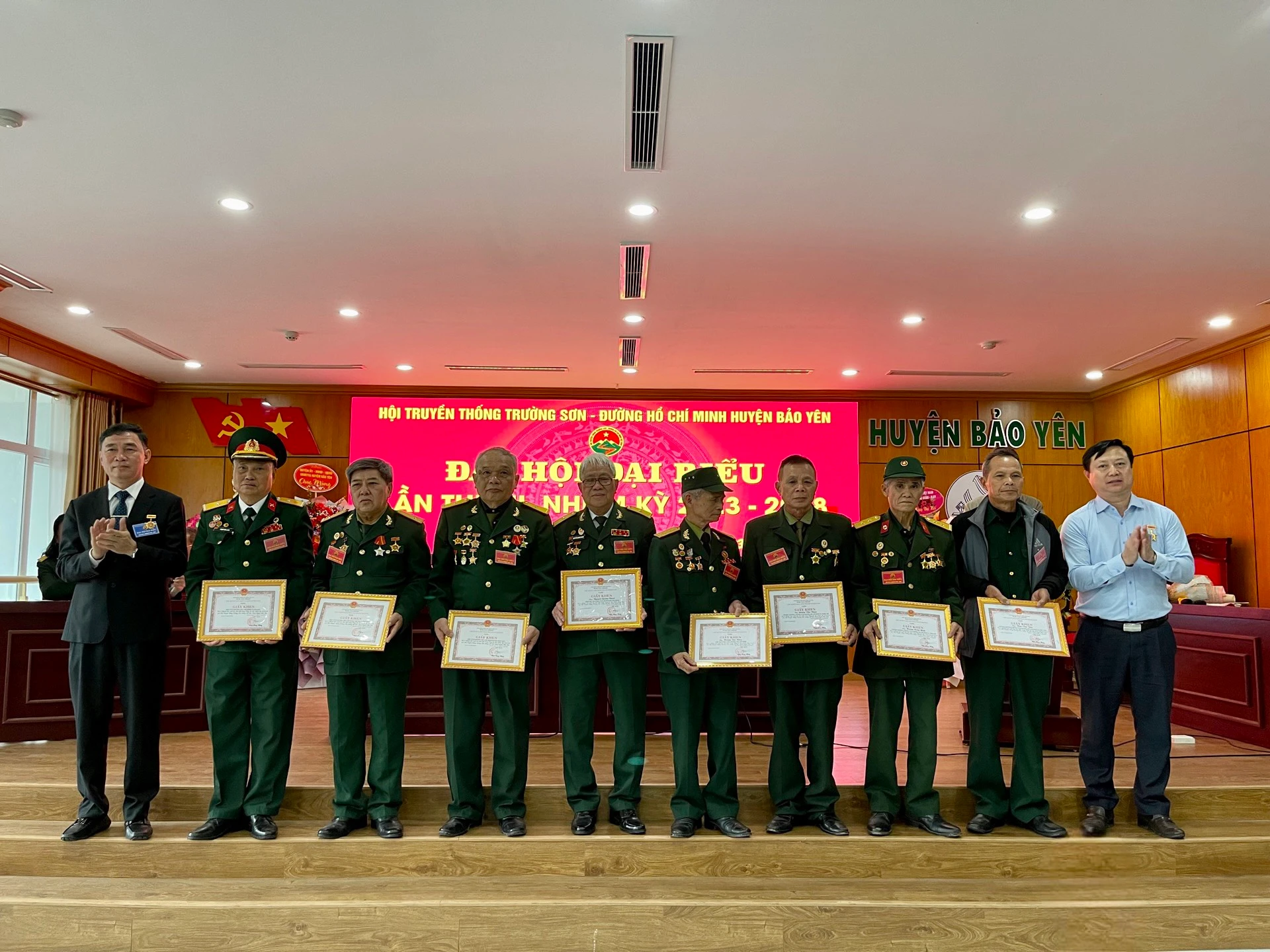 Tặng giấy khen của Chủ tịch UBND huyện Bảo Yên cho các tập thể, cá nhân có thành tích xuất sắc trong công tác Hội.jpg