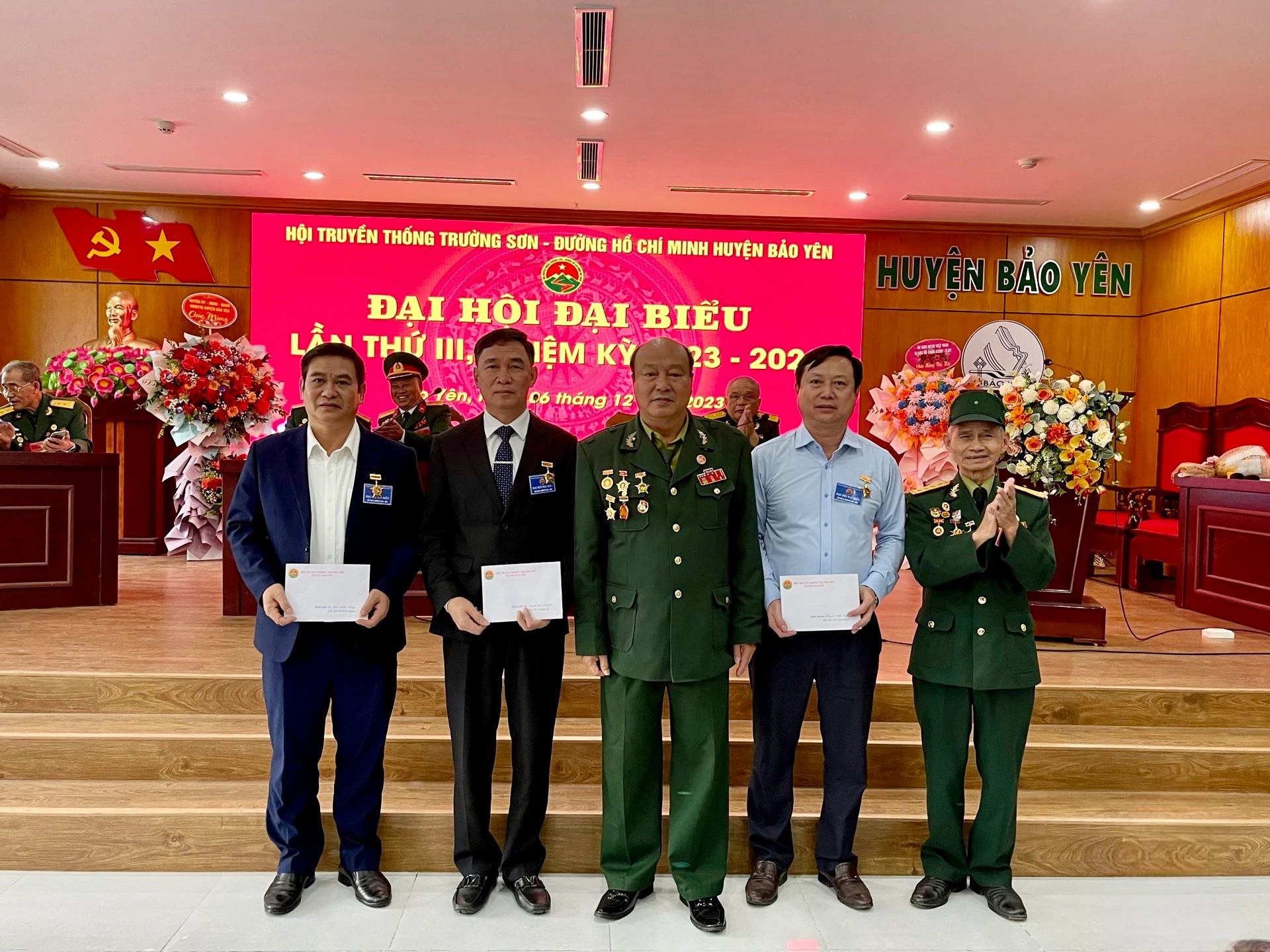 Trao kỷ niệm chương cho cán bộ, lãnh đạo huyện Bảo Yên.jpg