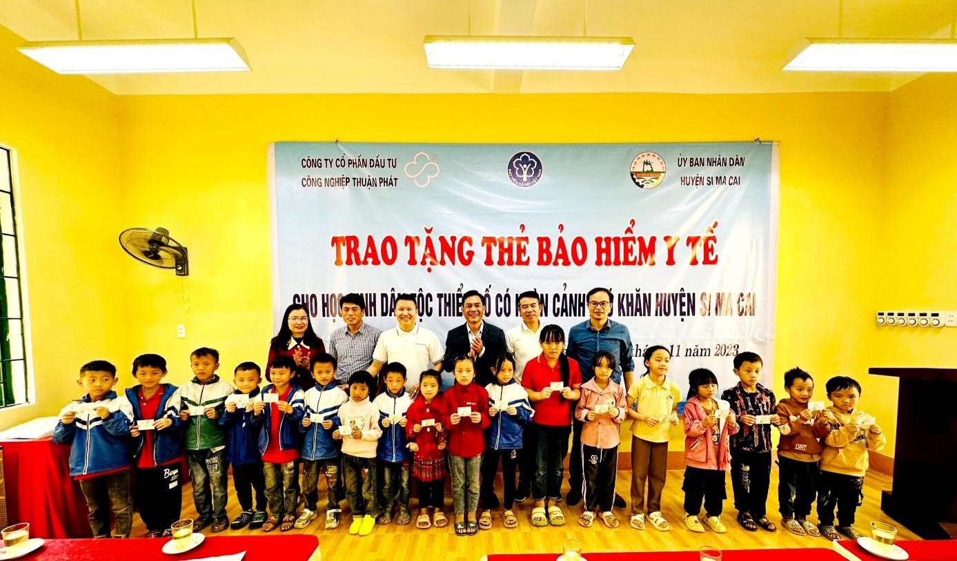 Tặng thẻ BHYT tại huyện Si Ma Cai. bảo hiểm.jpg