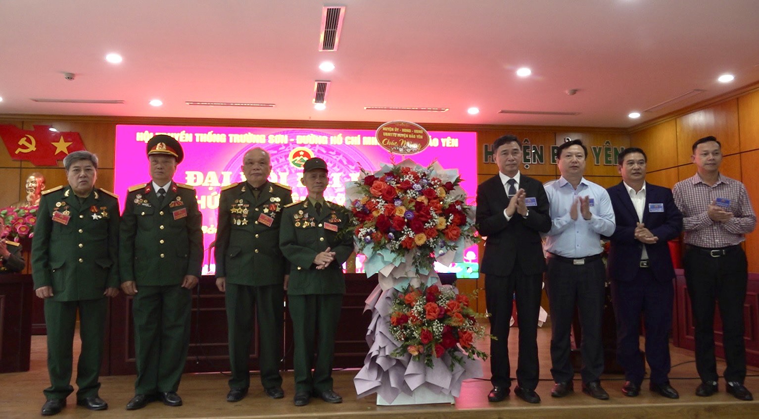 Thường trực Huyện ủy, HĐND, UBND huyện tặng hoa chúc mừng đại hội. Thường trực Huyện ủy, HĐND, UBND huyện tặng hoa chúc mừng đại hội.