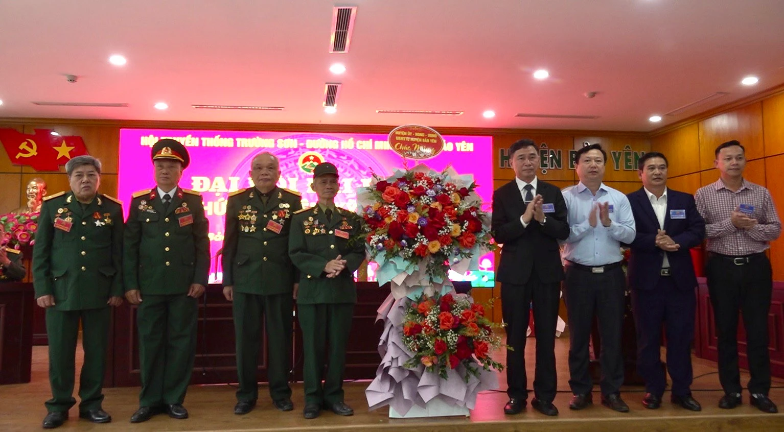 Thường trực Huyện ủy, HĐND, UBND huyện tặng hoa chúc mừng đại hội.