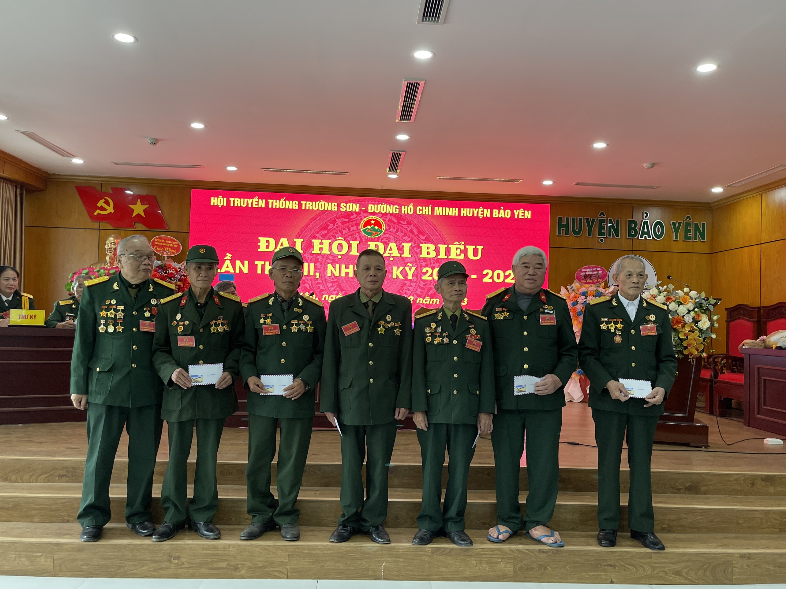 Khen thưởng các cá nhân có thành tích xuất sắc.jpg