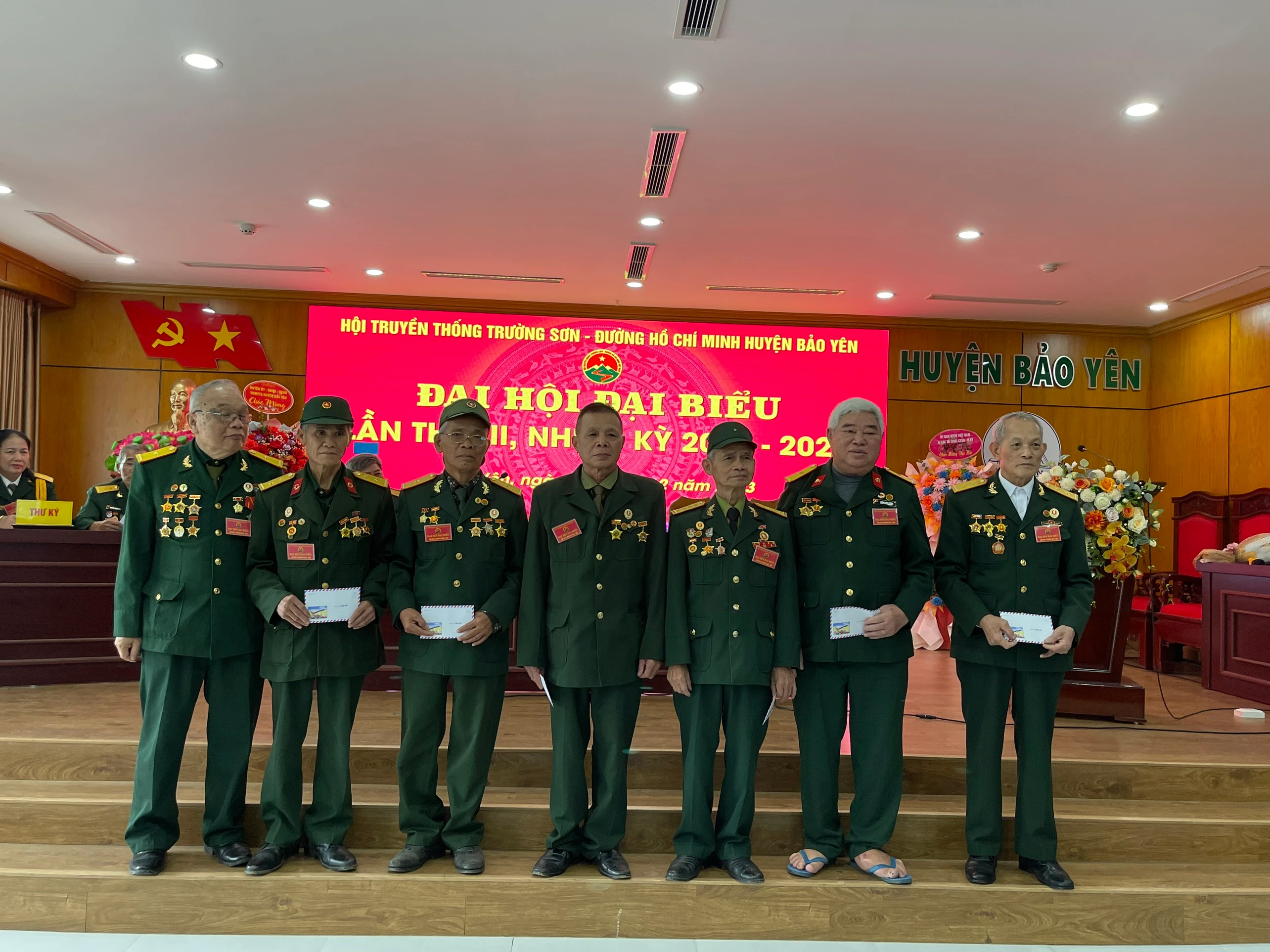 Khen thưởng các cá nhân có thành tích xuất sắc.jpg