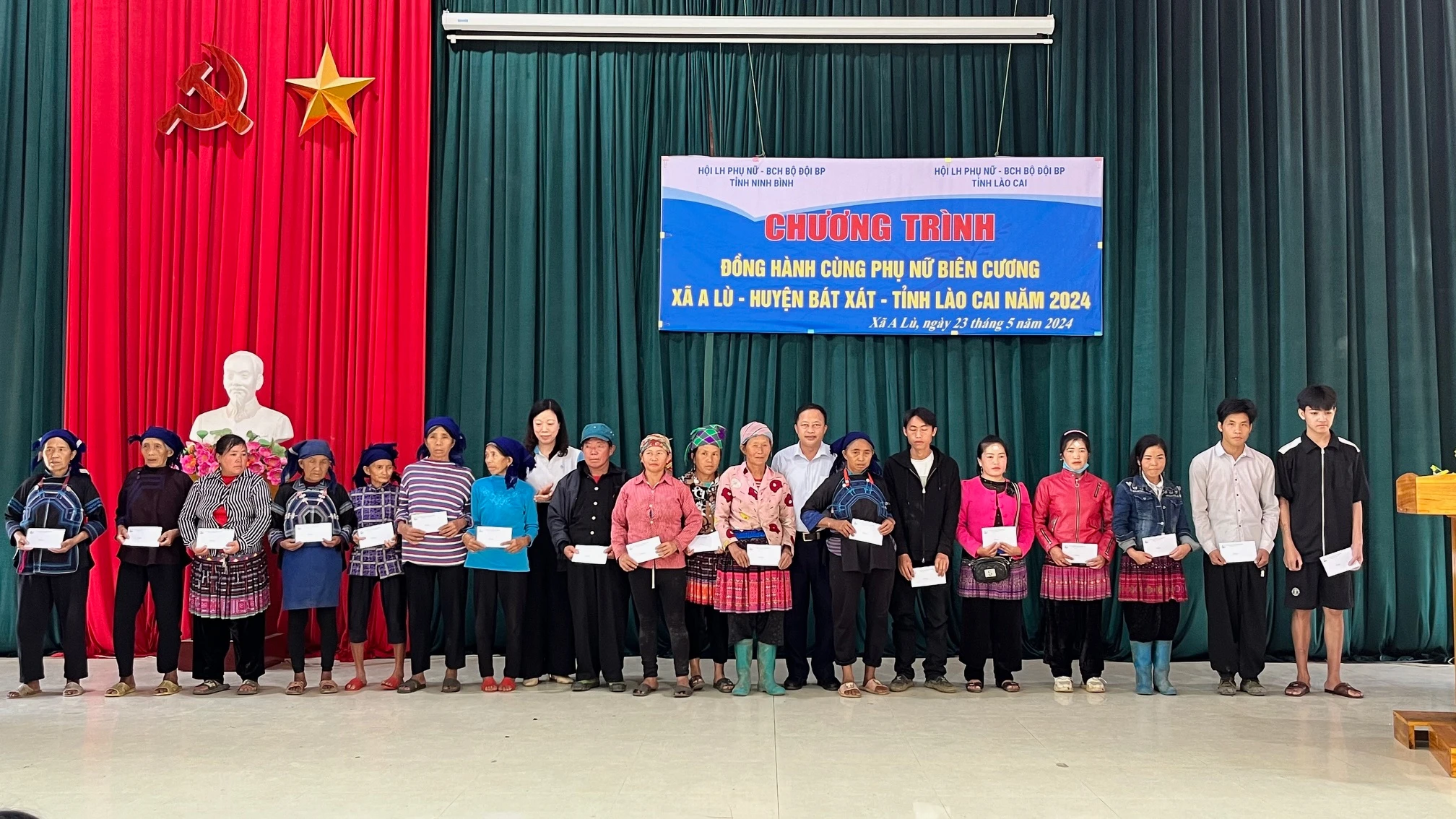 Trao quà cho phụ nữ nghèo tại xã A Lù.