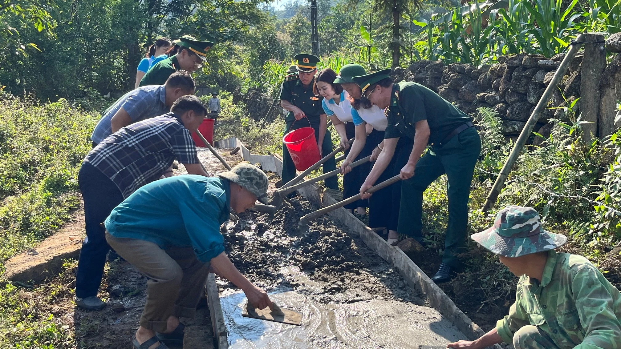 Các đại biểu tham gia khởi công tuyến đường bê tông mang tên nghĩa tình quân dân.jpg