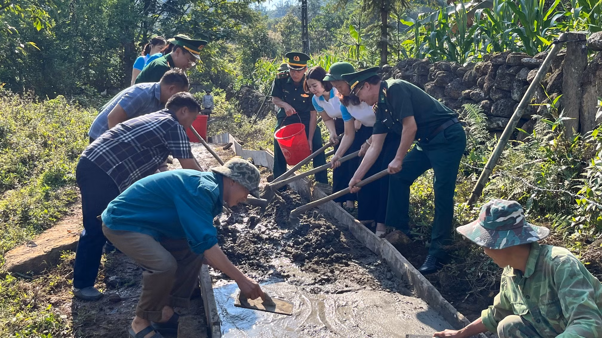 Các đại biểu tham gia khởi công tuyến đường bê tông mang tên nghĩa tình quân dân.jpg