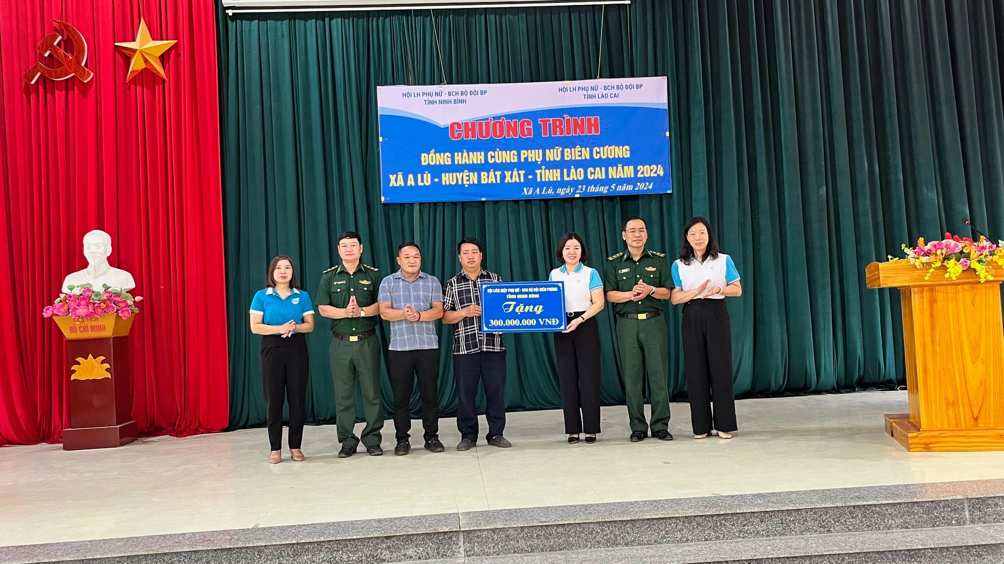 Lãnh đạo HLH phụ nữ tỉnh Ninh Bình và Bộ Chỉ huy BĐBP tỉnh Ninh Bình tặng quà cho cán bộ và nhân dân xã A Lù trị giá 300 triệu đồng.jpg