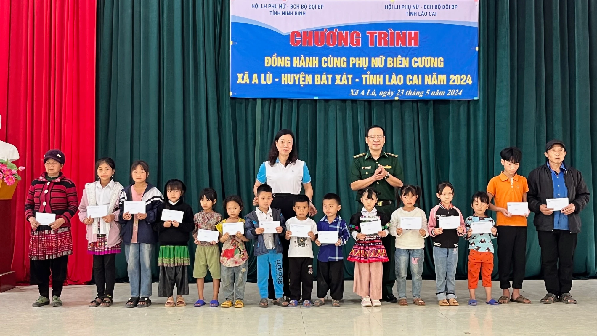 tặng quà cho các cháu học sinh nghèo vượt khó của xã A Lù..jpg