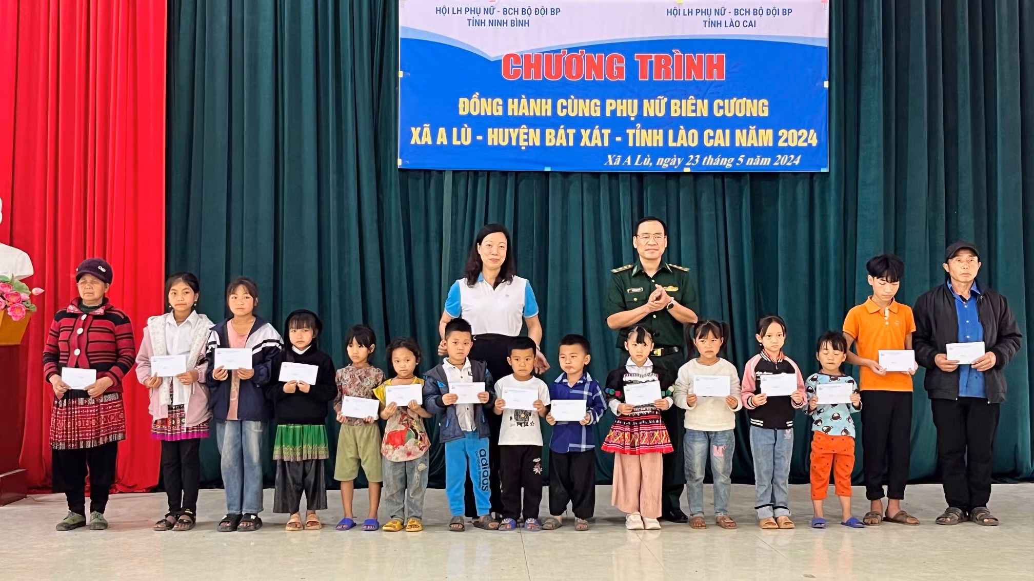 tặng quà cho các cháu học sinh nghèo vượt khó của xã A Lù..jpg