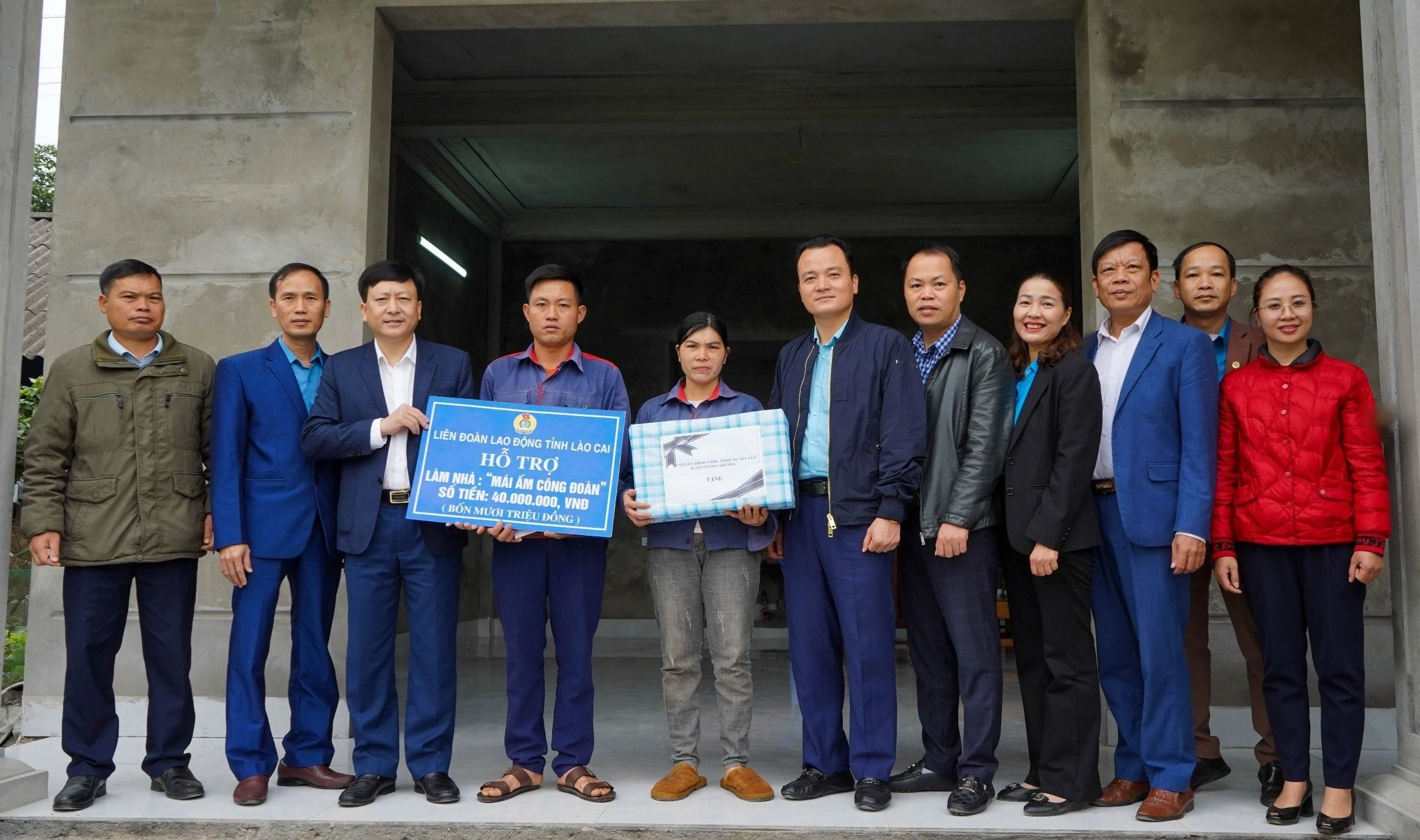 Trao tiền hỗ trợ làm nhà "Mái ấm công đoàn" cho gia đình 2 công nhân của Công ty Cổ phần chè Thanh Bình.