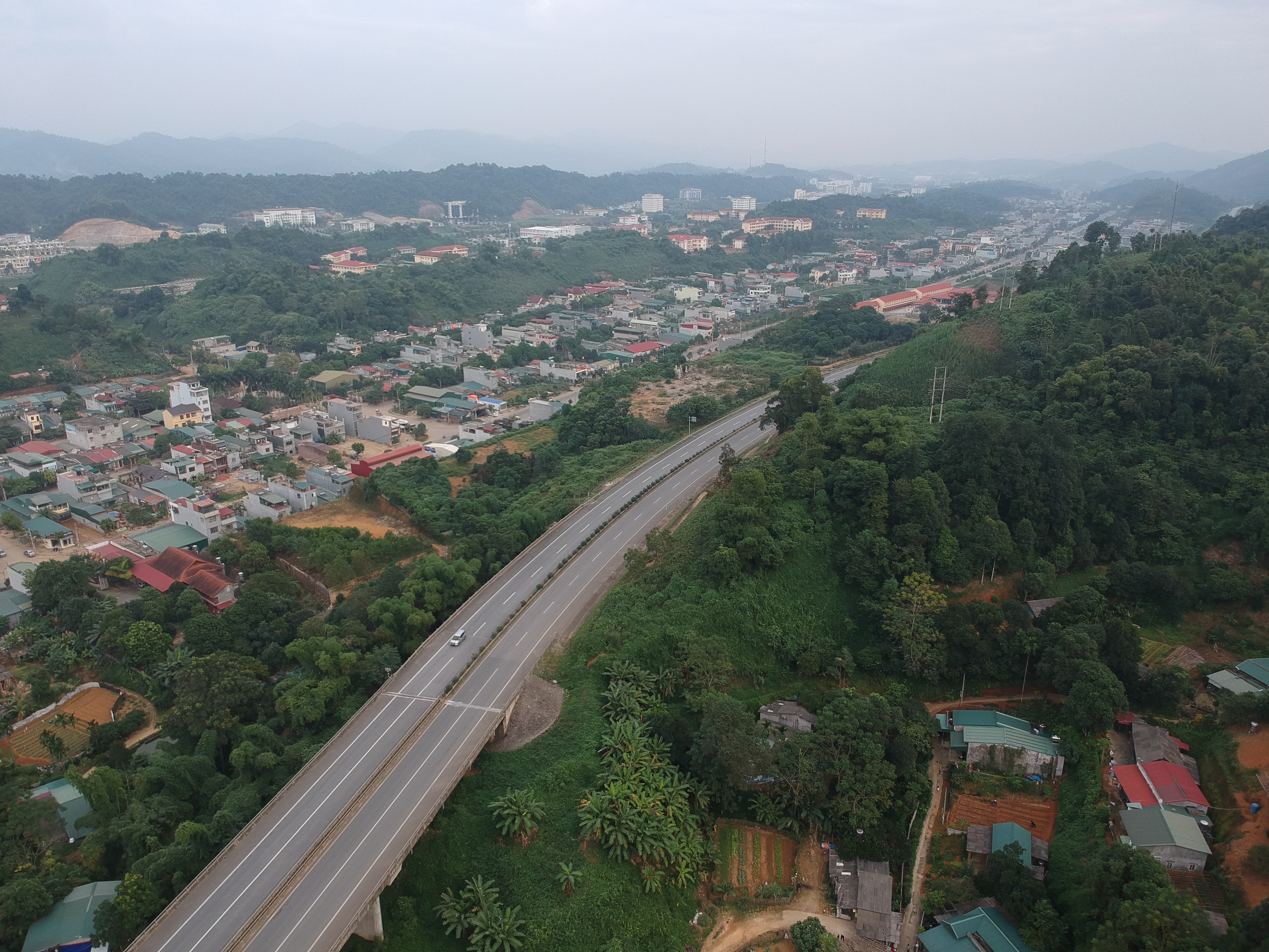 Sở Tài nguyên và Môi trường được ủy quyền cấp Giấy chứng nhận quyền sử dụng đất, quyền sở hữu nhà ở và tài sản khác gắn liền với đất lần đầu. Ảnh minh họa của Mạnh Dũng duong-cao-toc-noi-bai-lao-cai-qua-doan-thanh-pho-lao-cai-9270.jpg