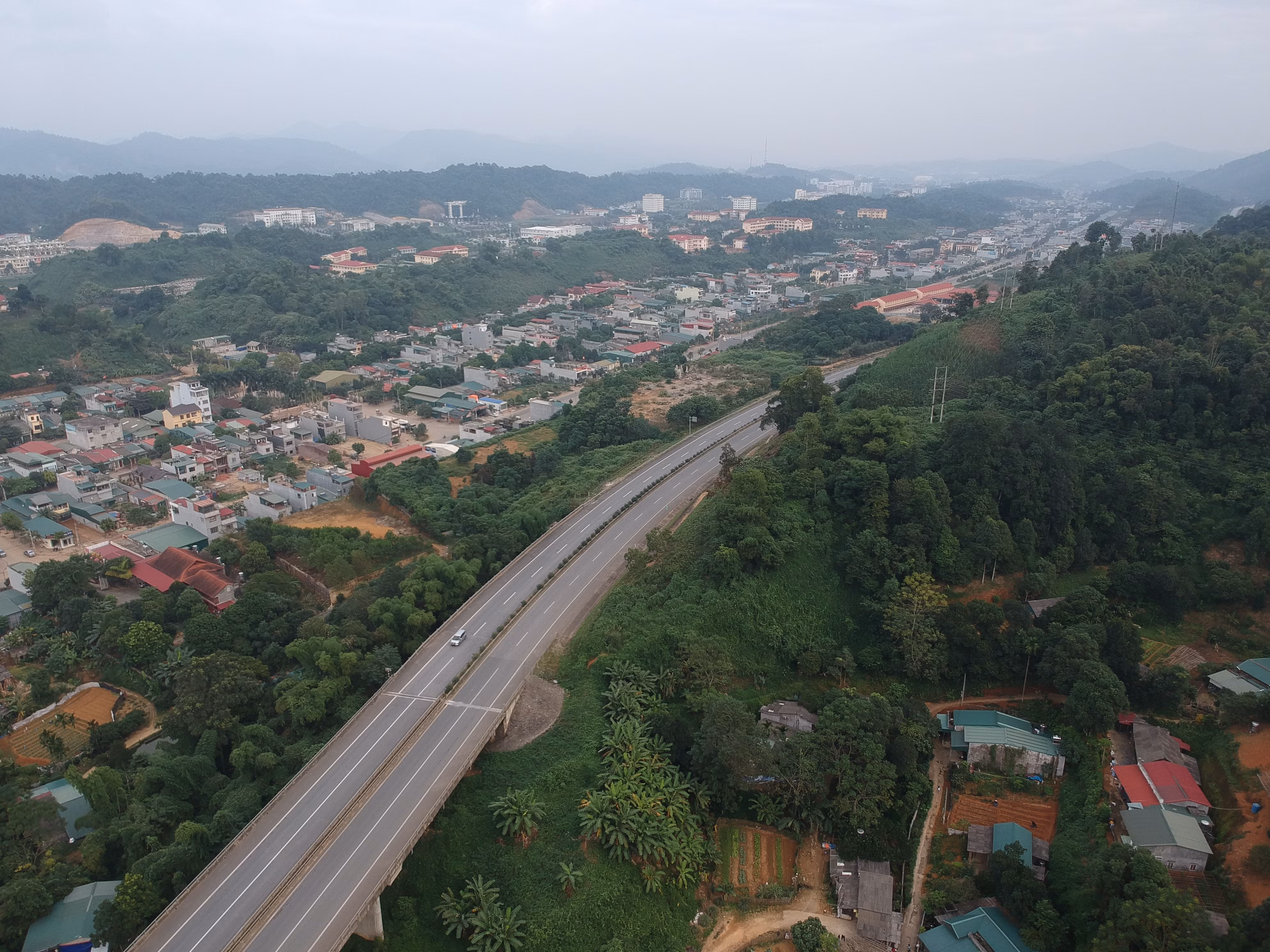 duong-cao-toc-noi-bai-lao-cai-qua-doan-thanh-pho-lao-cai-9270.jpg